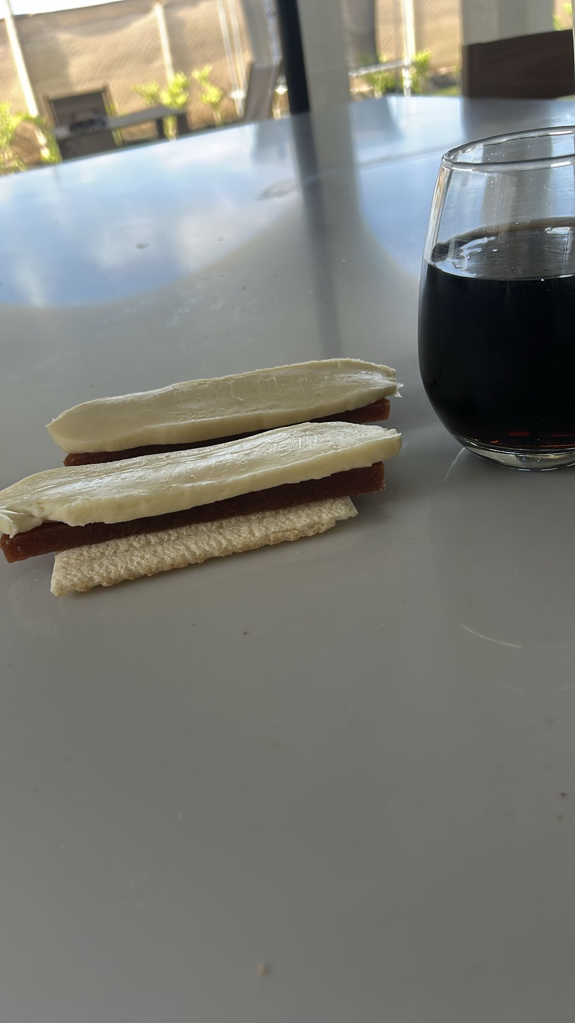 bocadillo con queso y Coca Zero