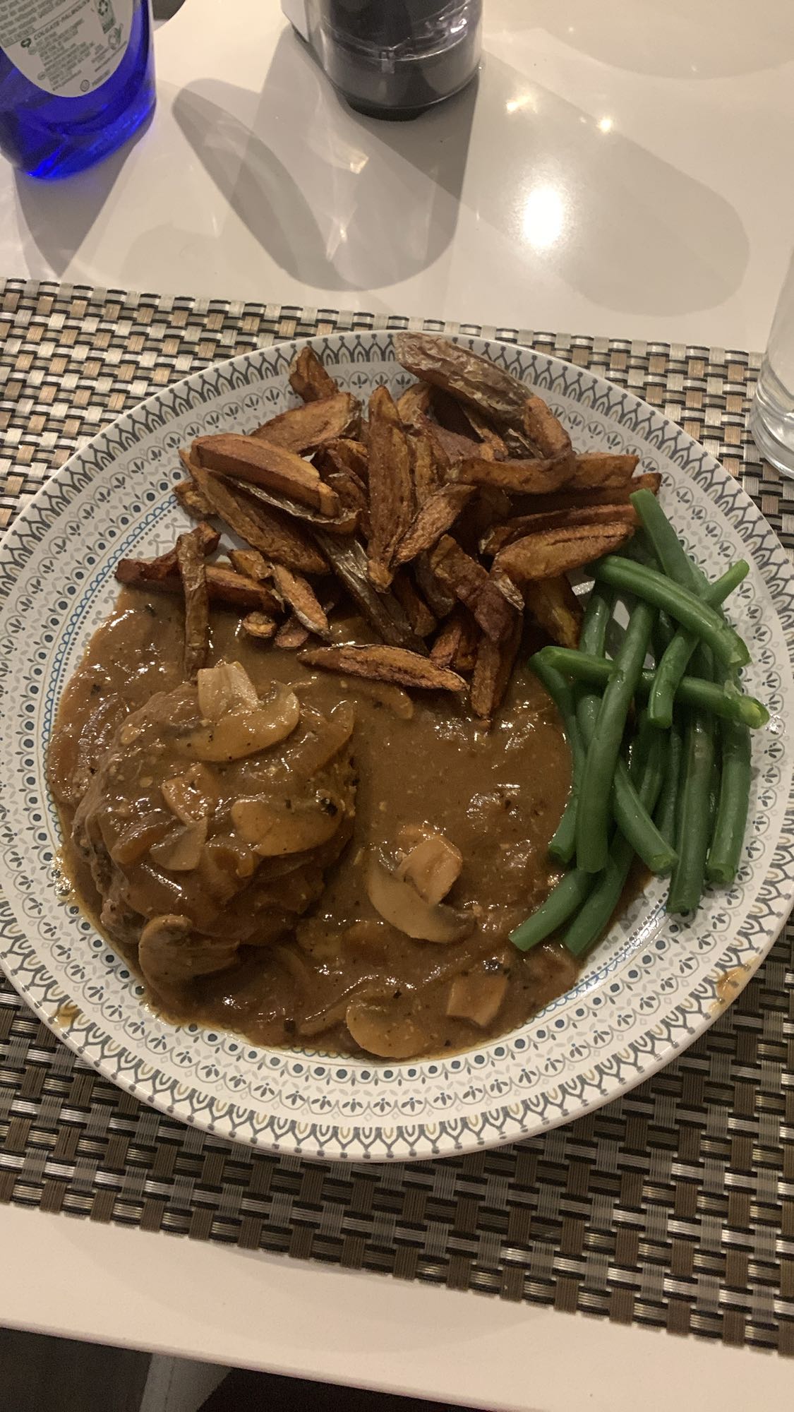 Steak sauce, haricots verts, frites