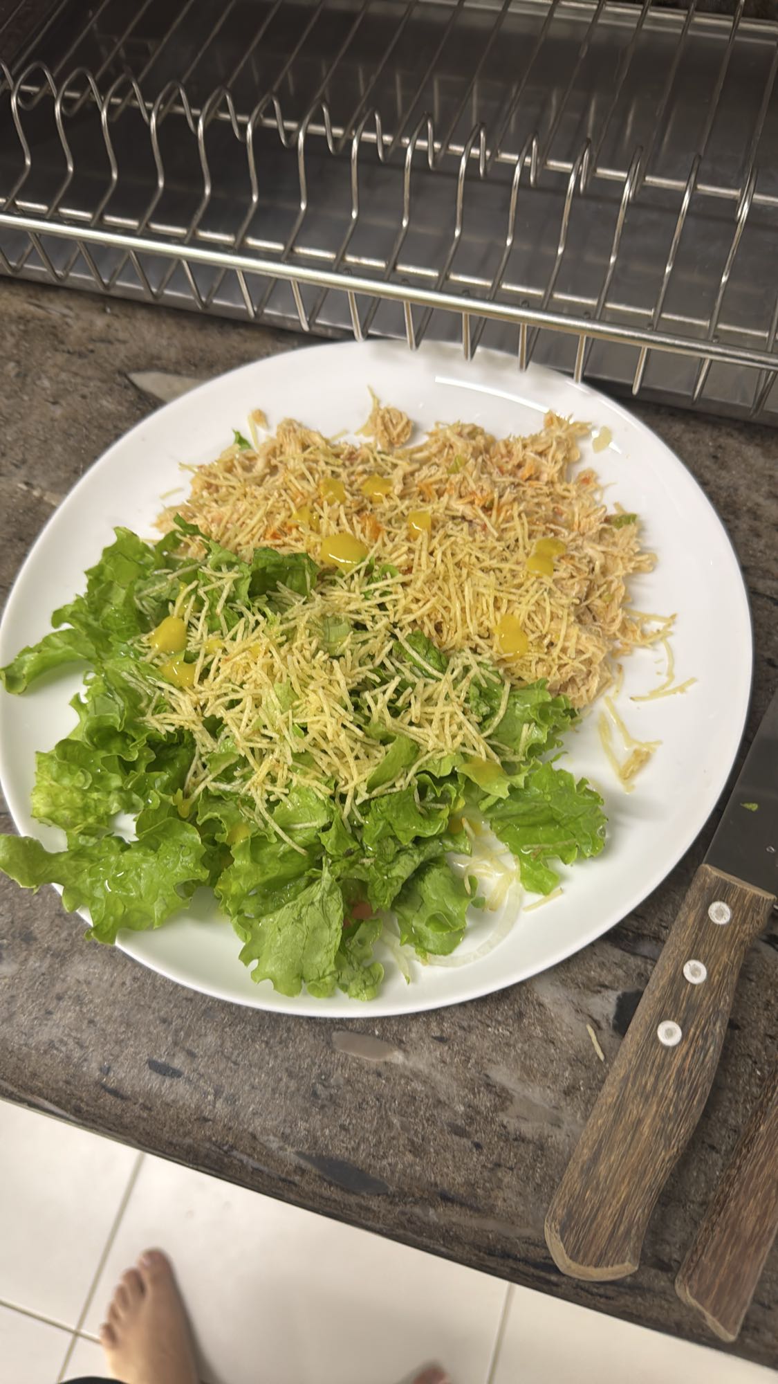 Frango com salada e batata