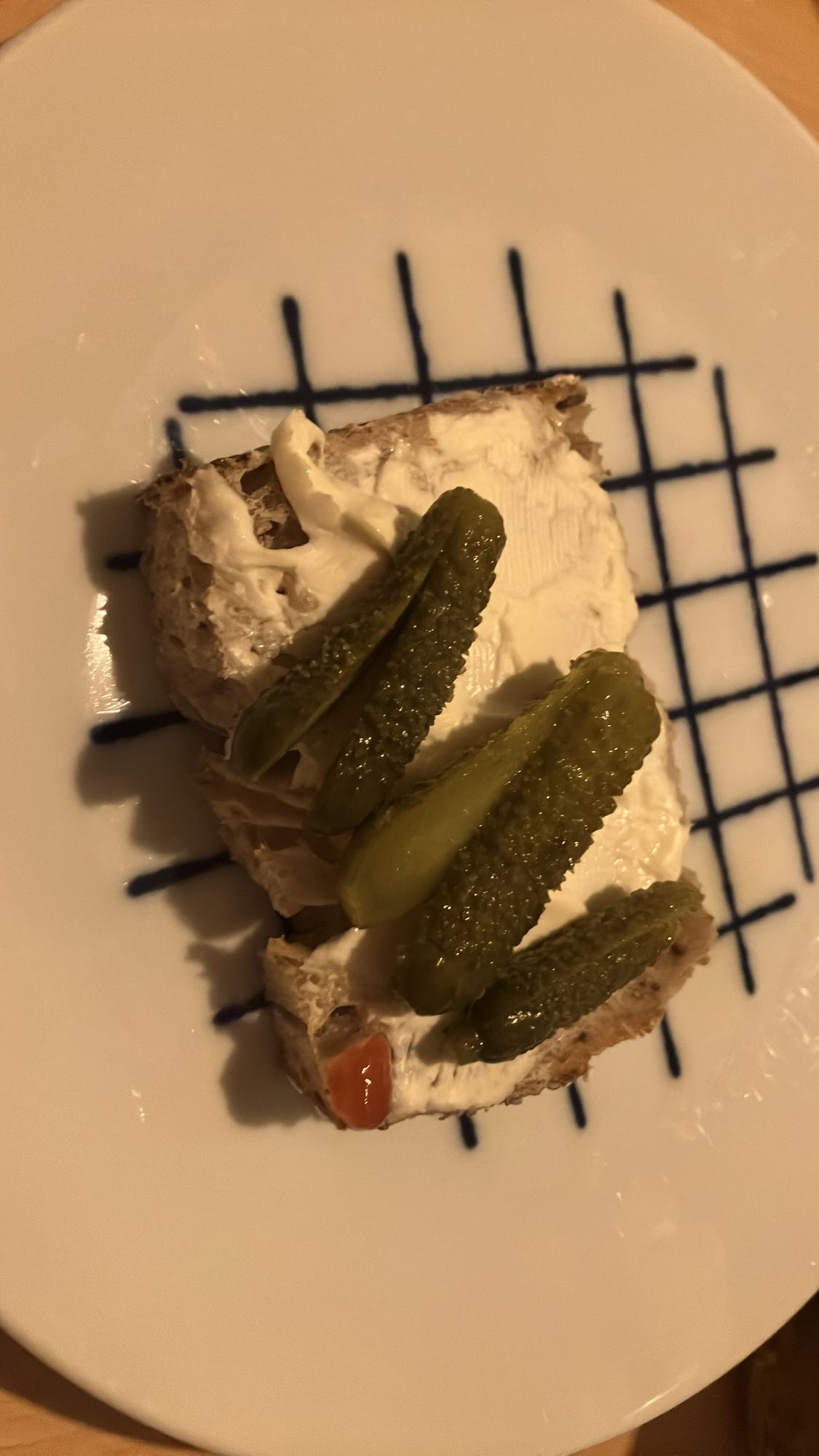 Pão com cream cheese light e picles