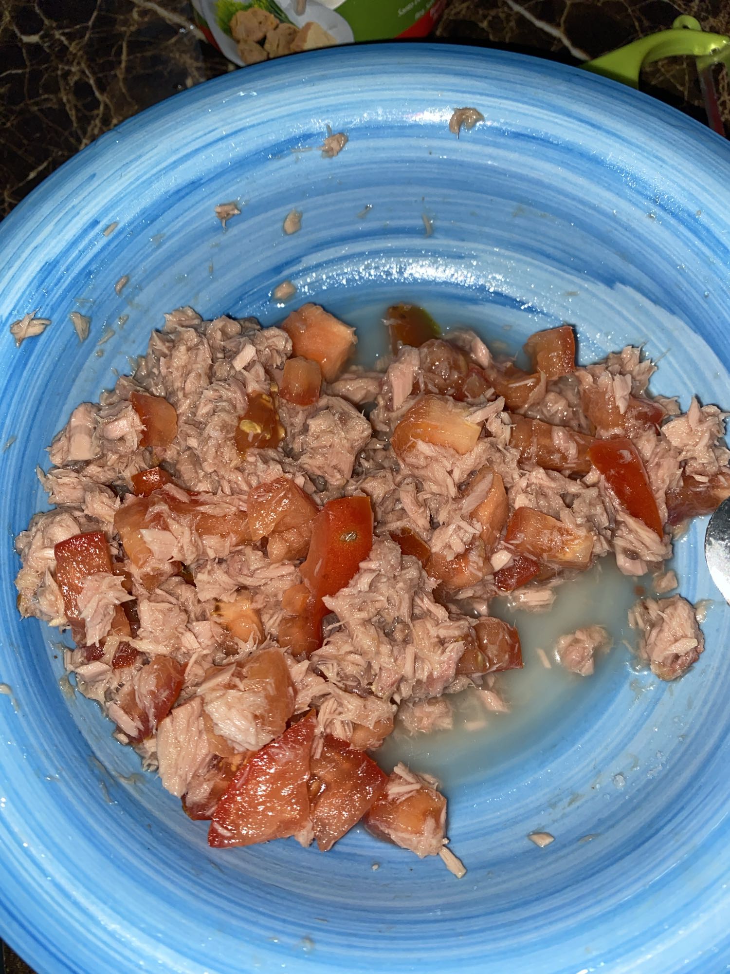 Atún con tomate