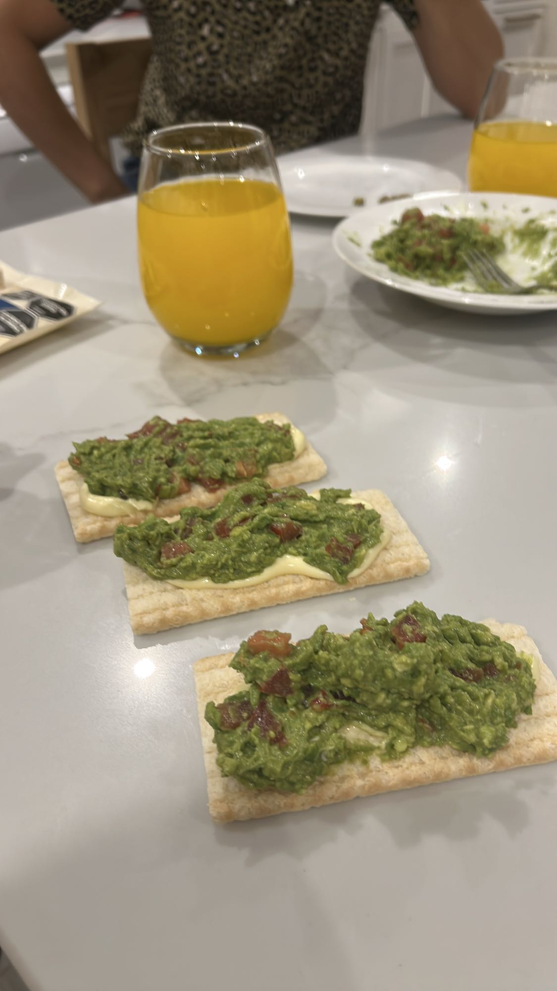 Tostadas con guacamole y jugo