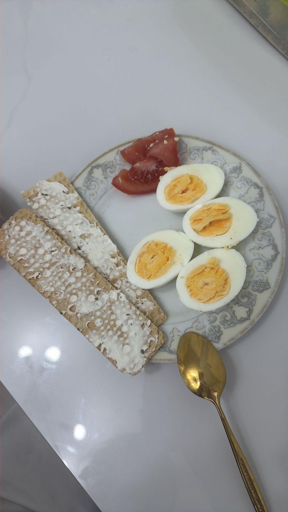 Яйца с хлебцами и томатом