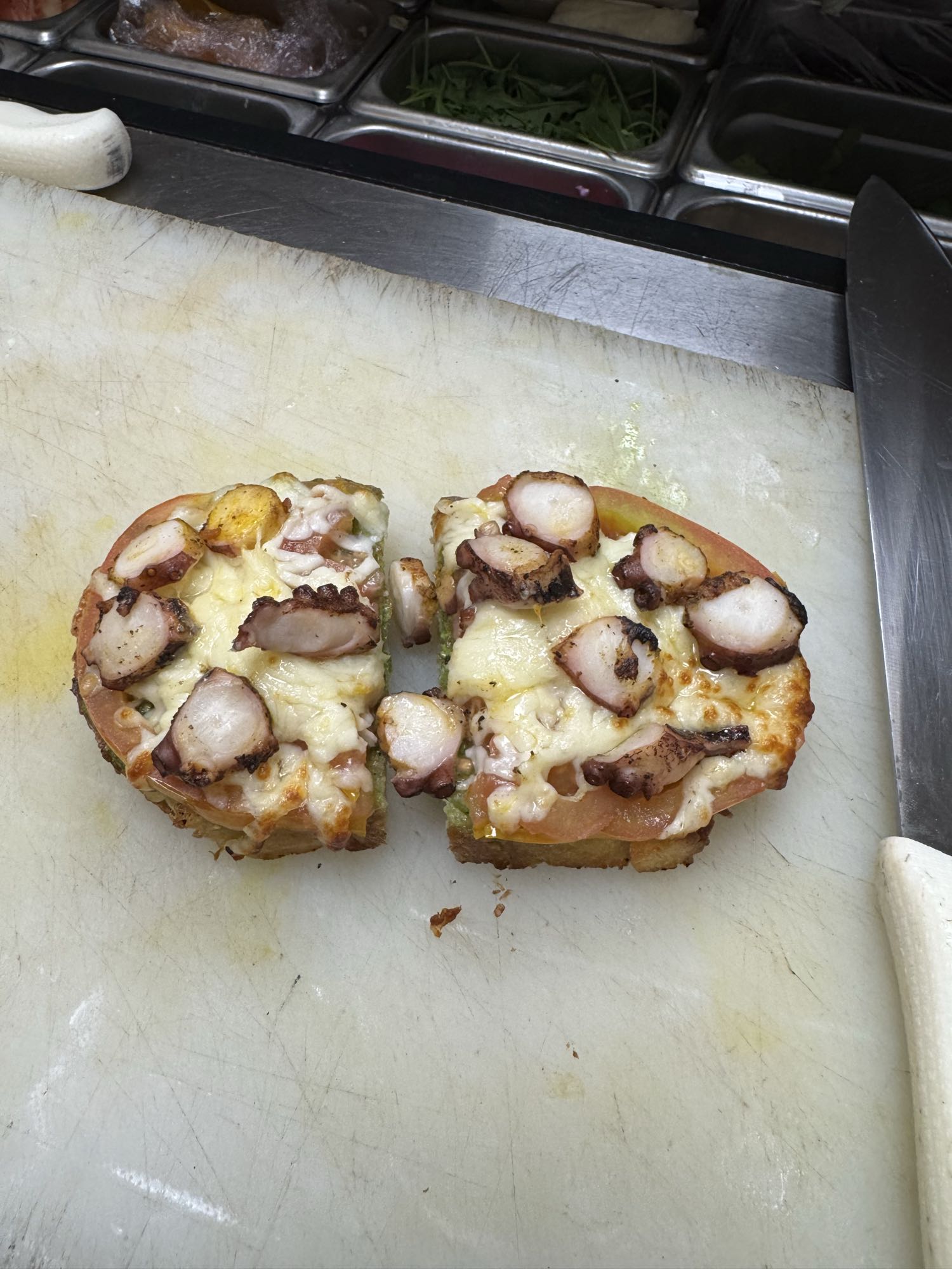 Tostada de pulpo y queso