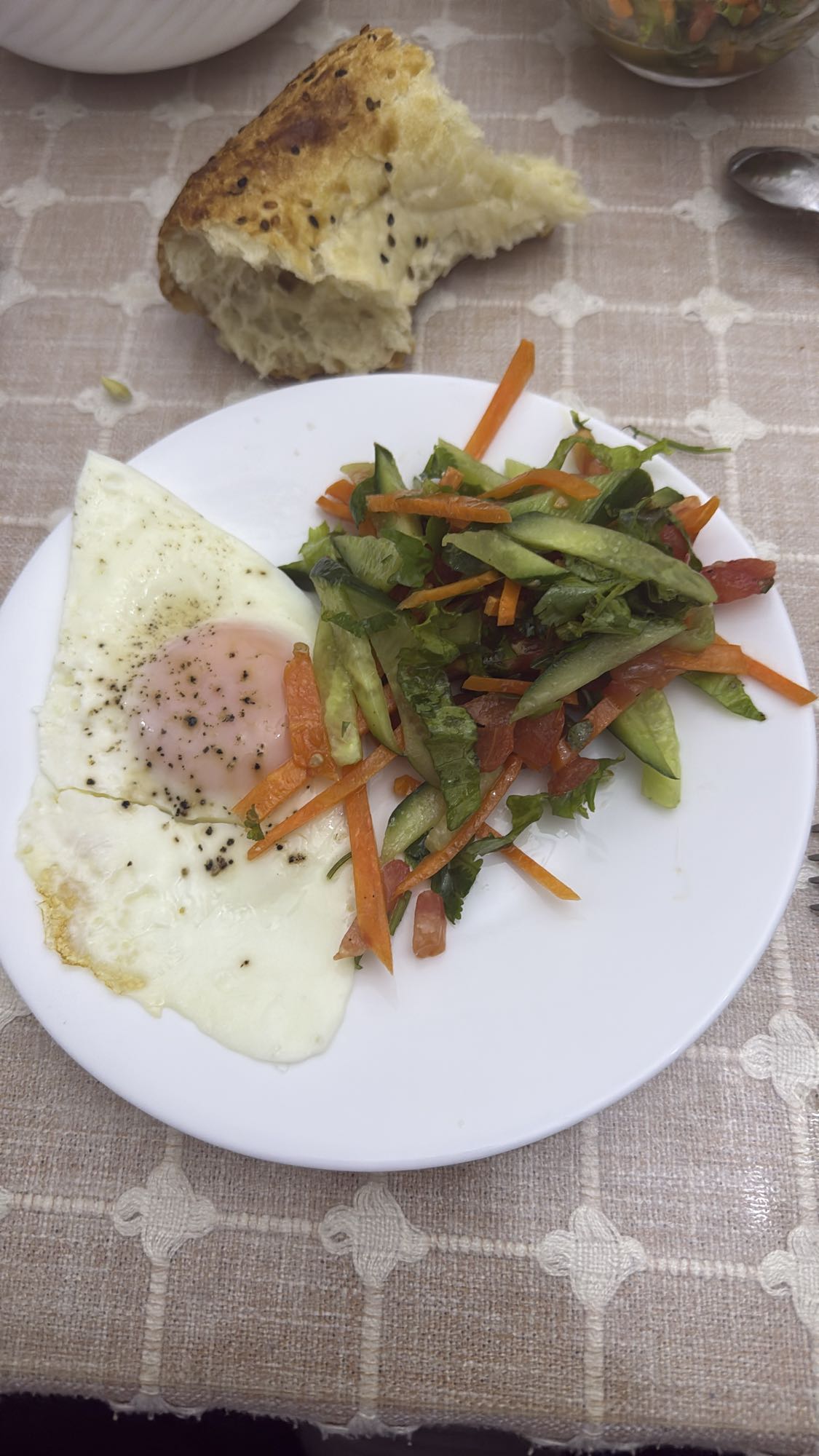 Яичница с овощным салатом и хлебом