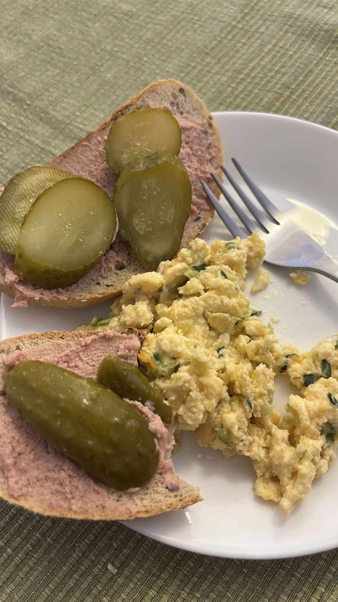 Jajecznica i kanapki z pasztetem