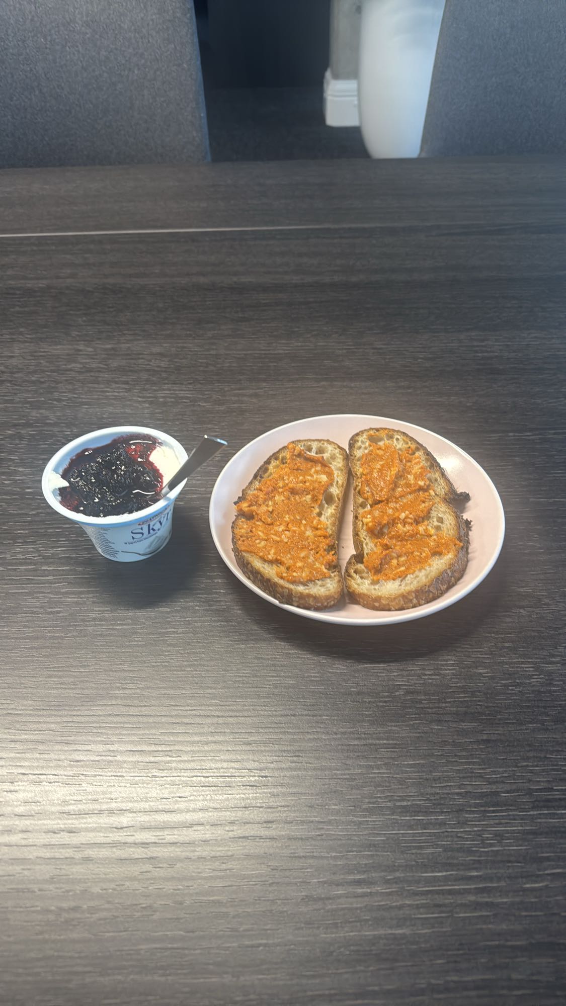 Tosty z pastą i jogurt