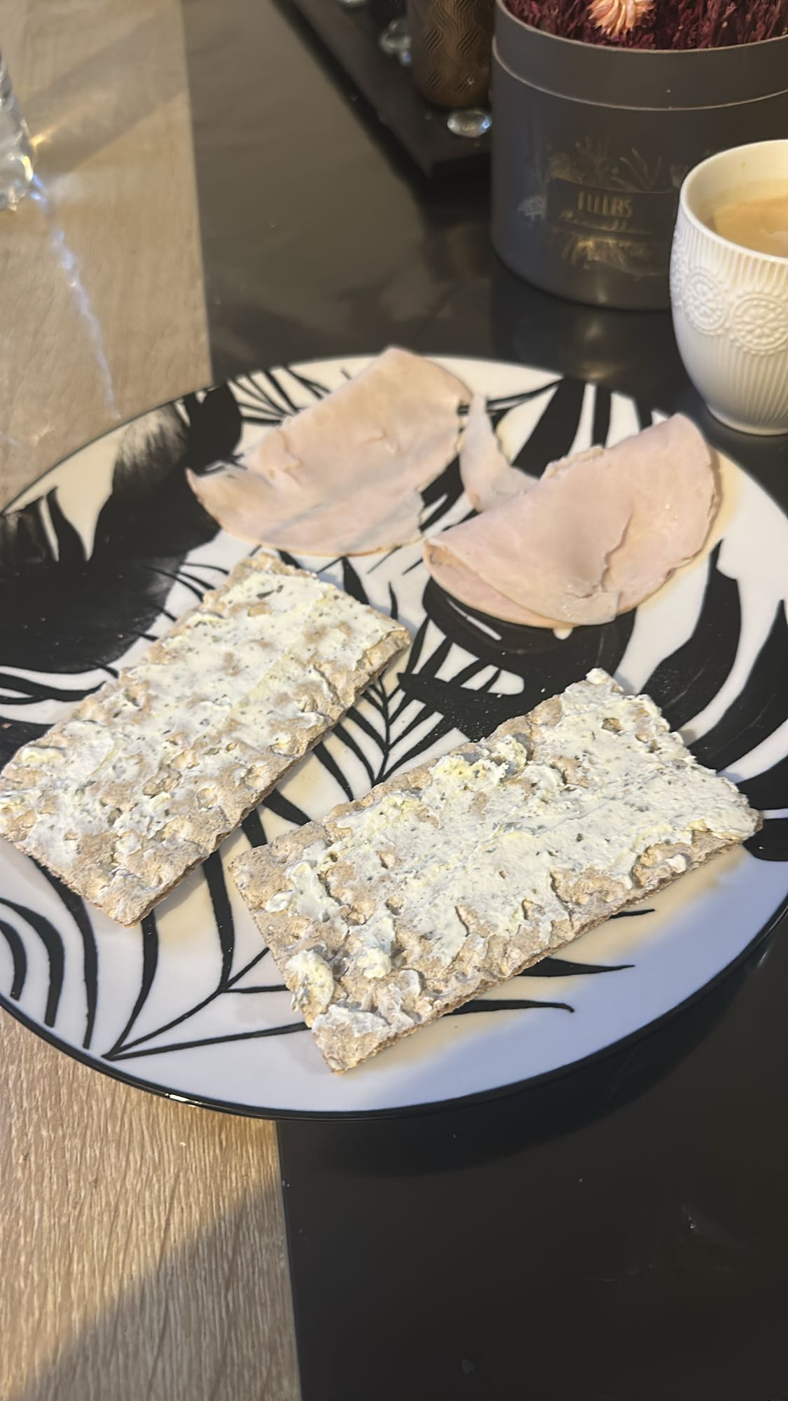 Crackers cu cremă și șuncă