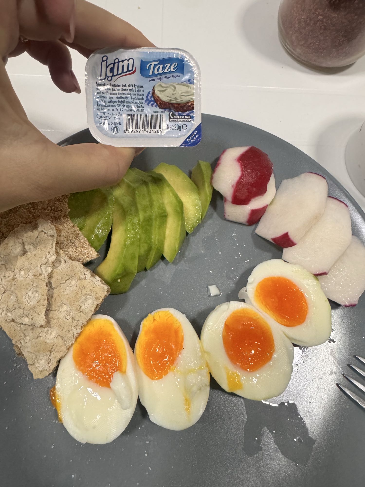 Яйца с овощами и хлебцами