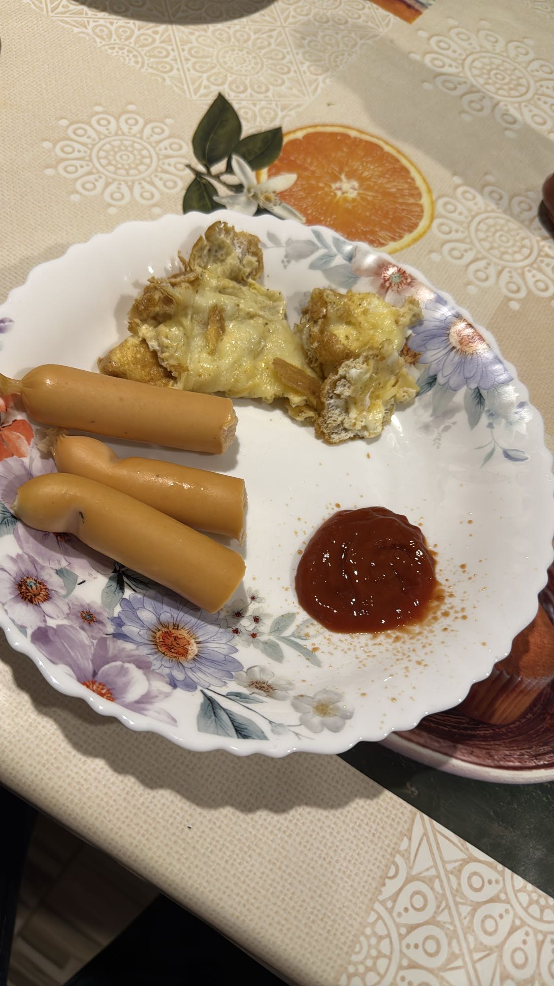 Crenvurști cu omletă și ketchup