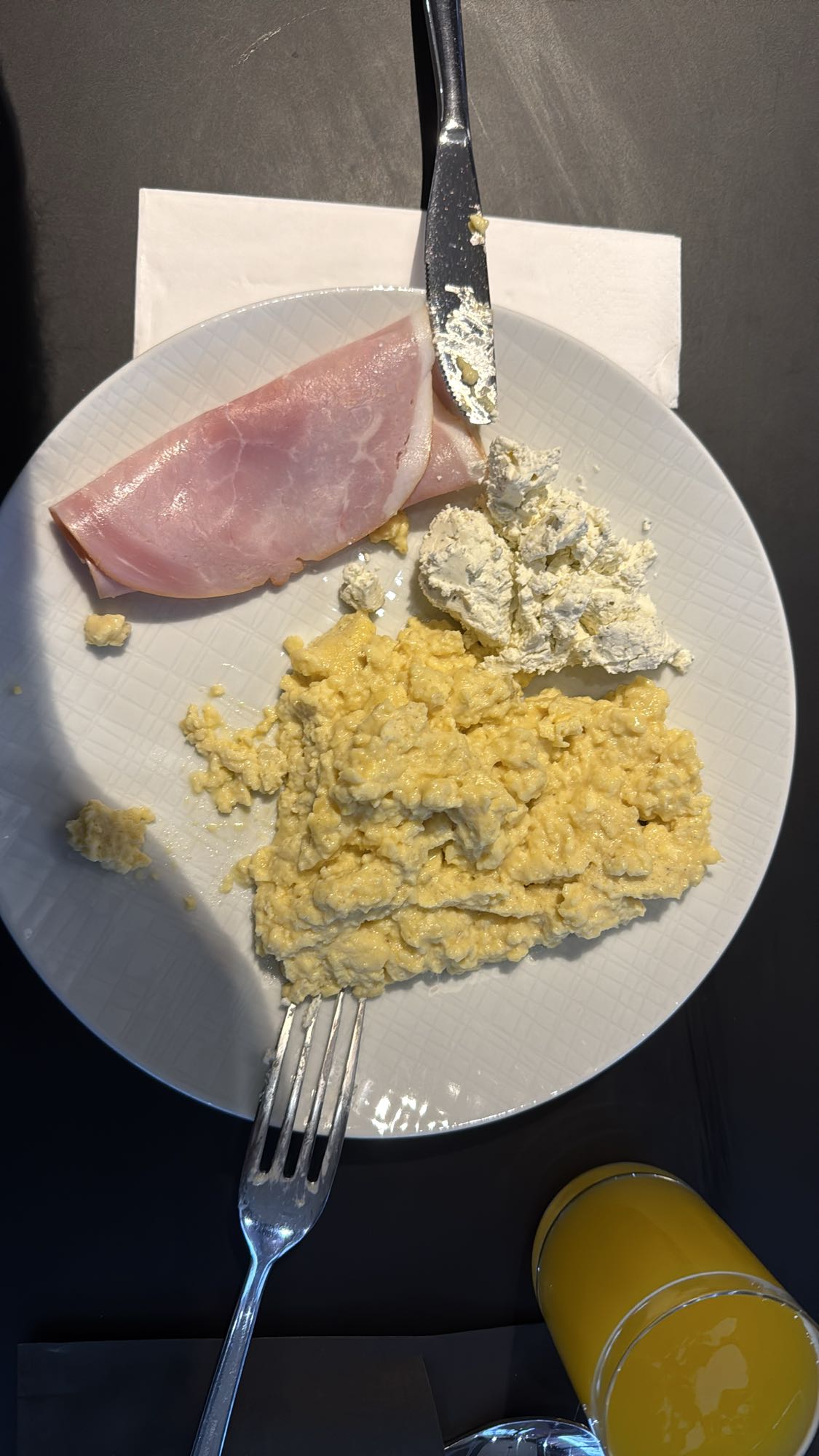 Scrambled eggs, turkey ham, cheese, juice