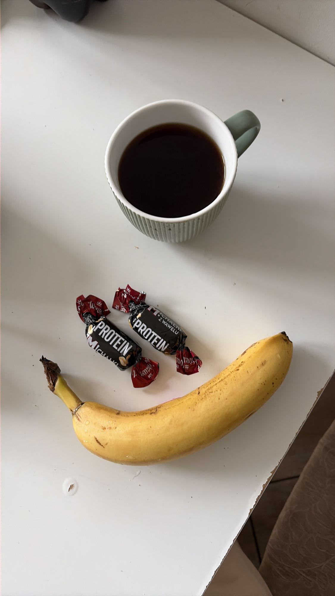 Банан, протеиновые конфеты и кофе