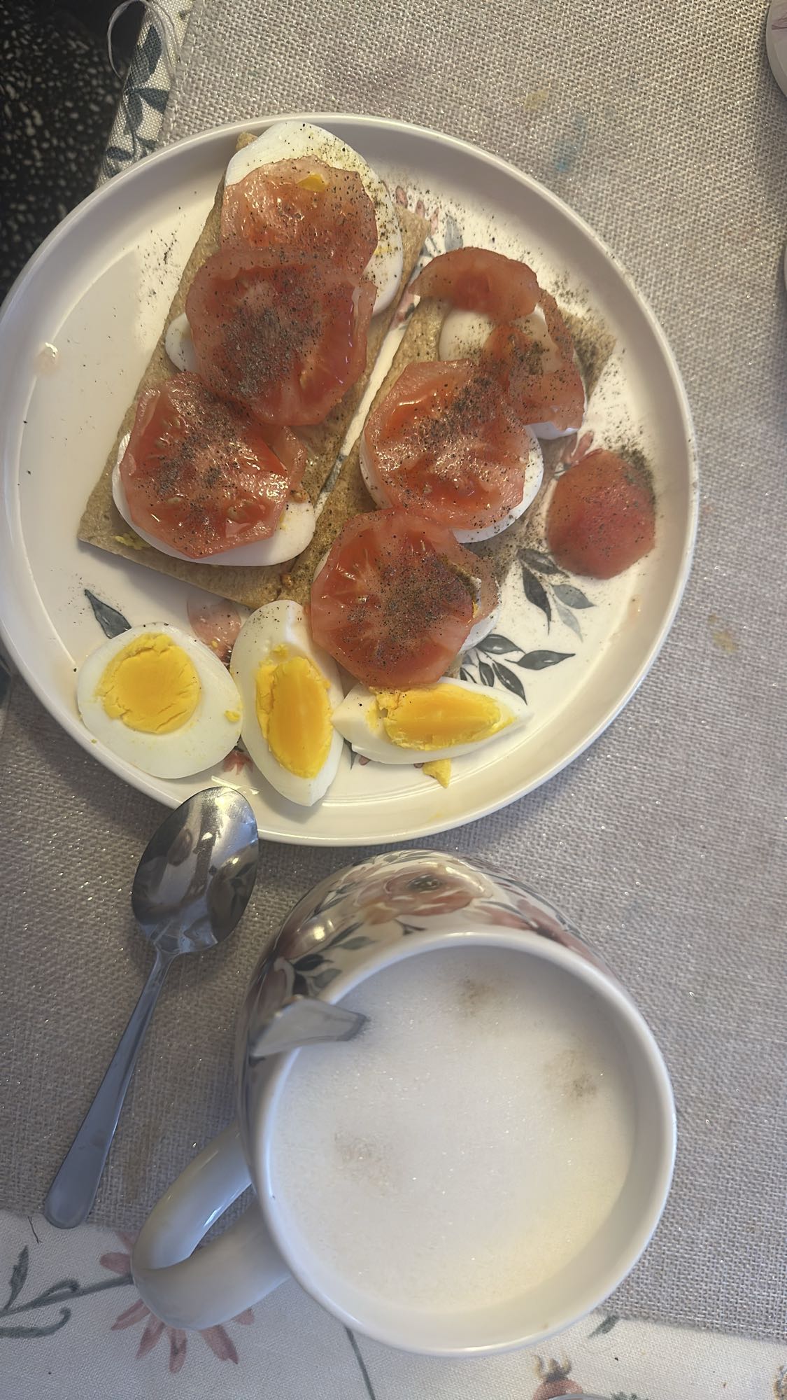 Jajka, chrupkie pieczywo i kawa