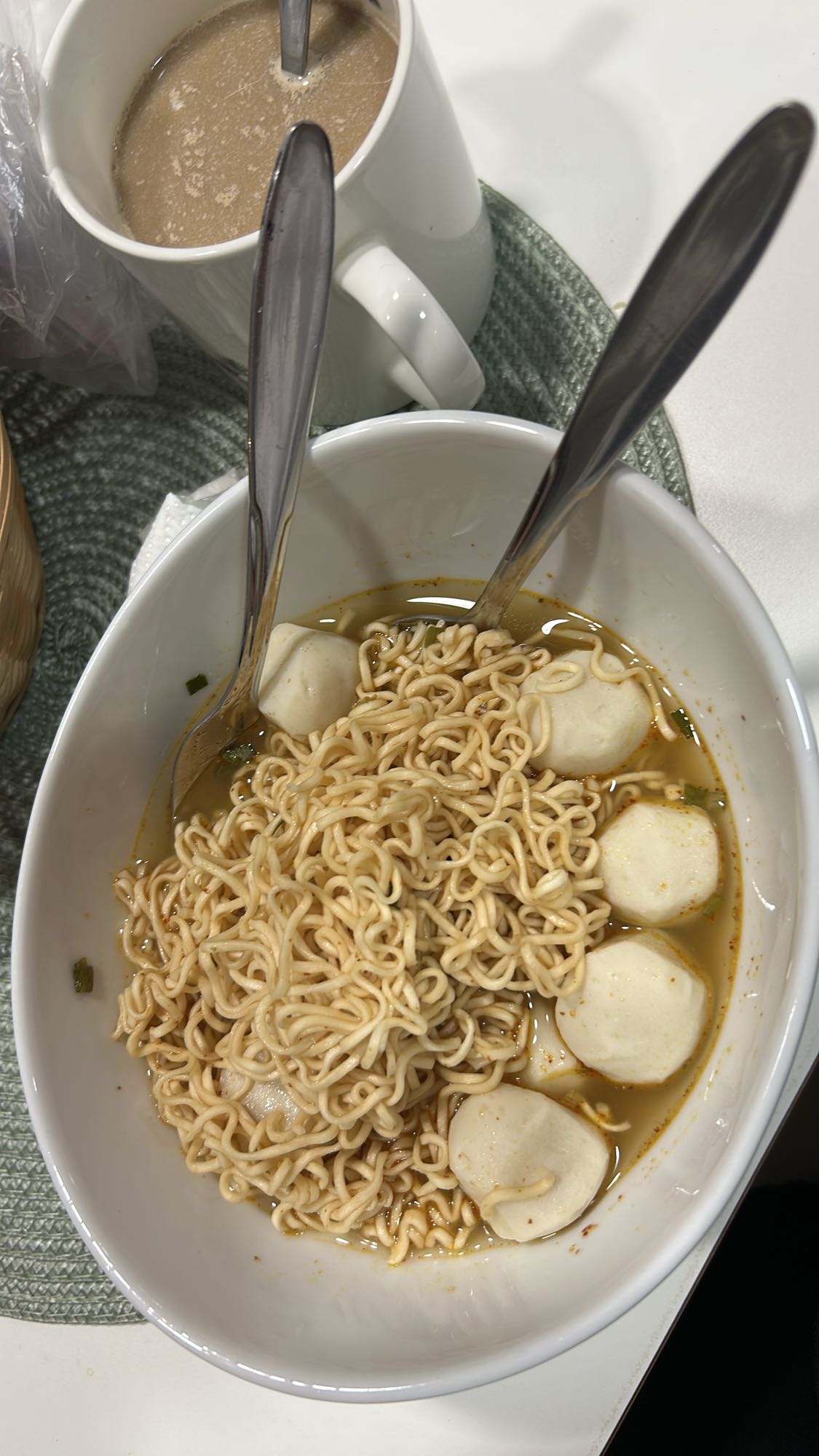 Nudler med fiskeboller