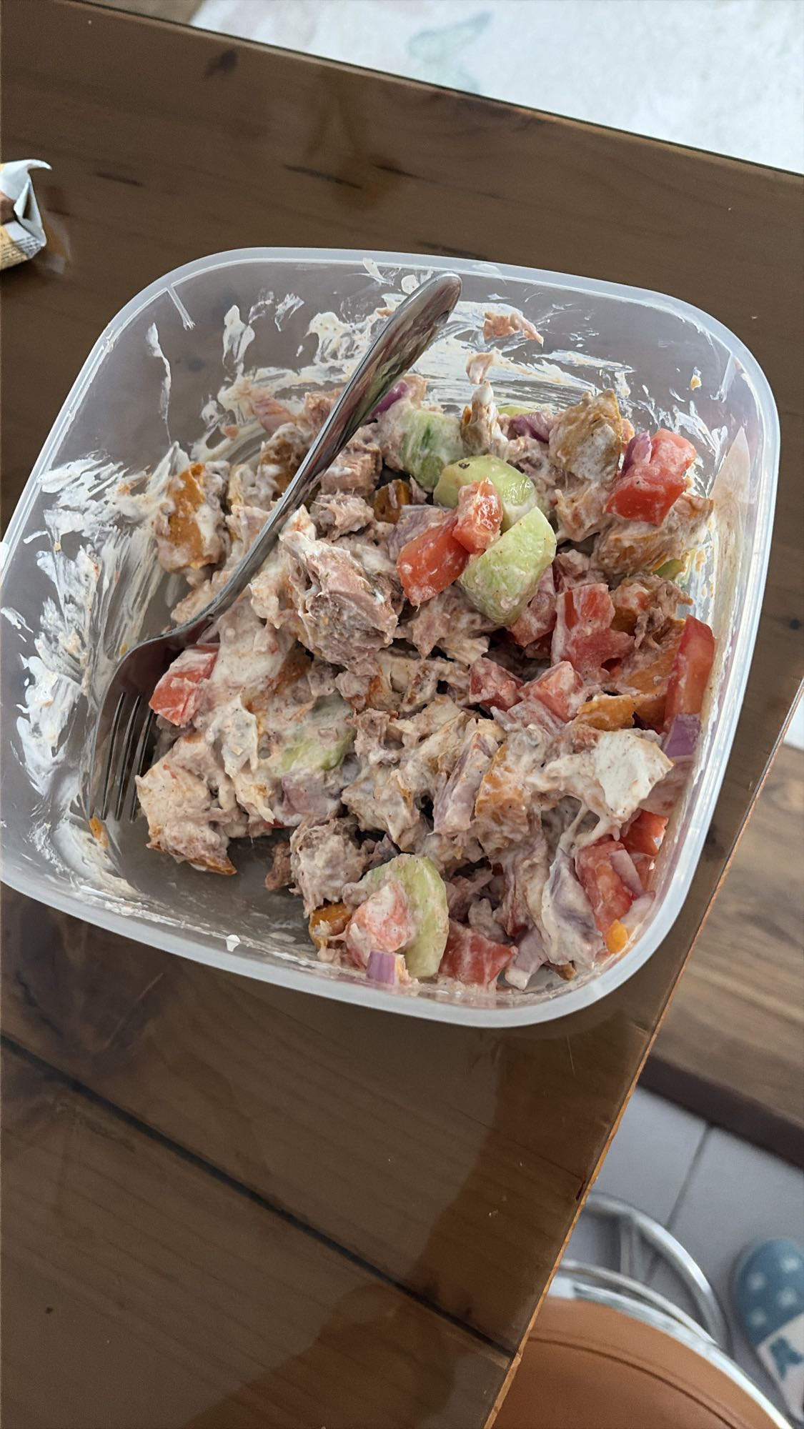 Salată cu ton, piept de pui și cartof dulce