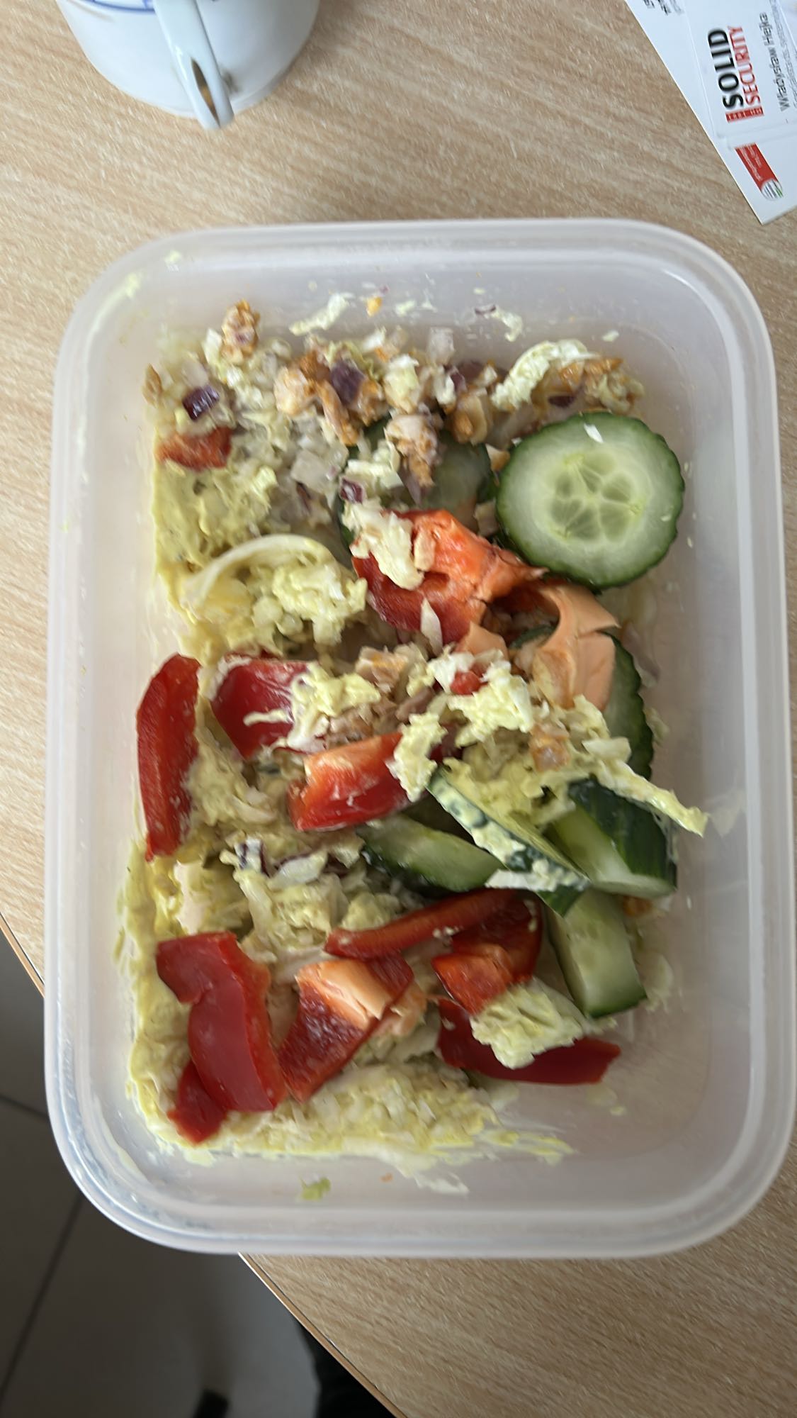 Sałatka warzywna z orzechami