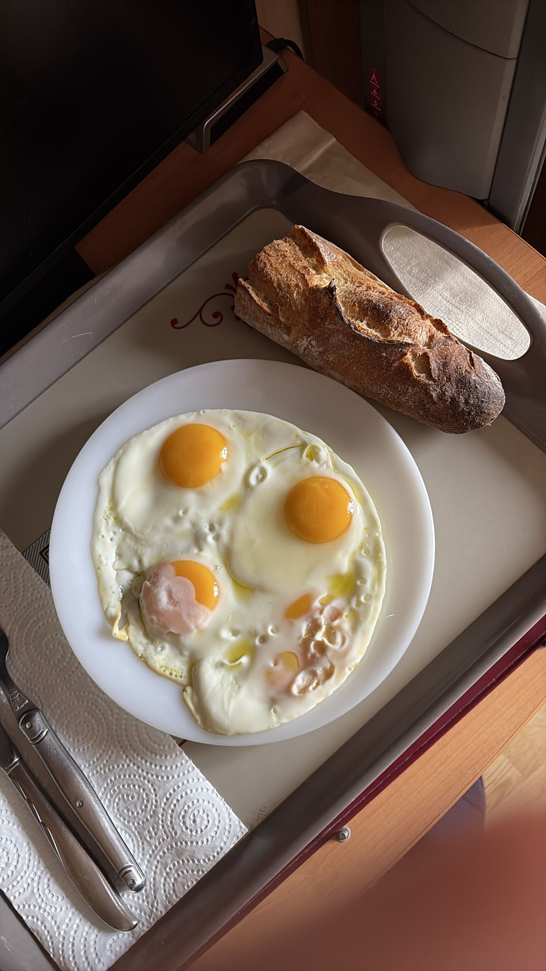 Oeufs au plat et baguette