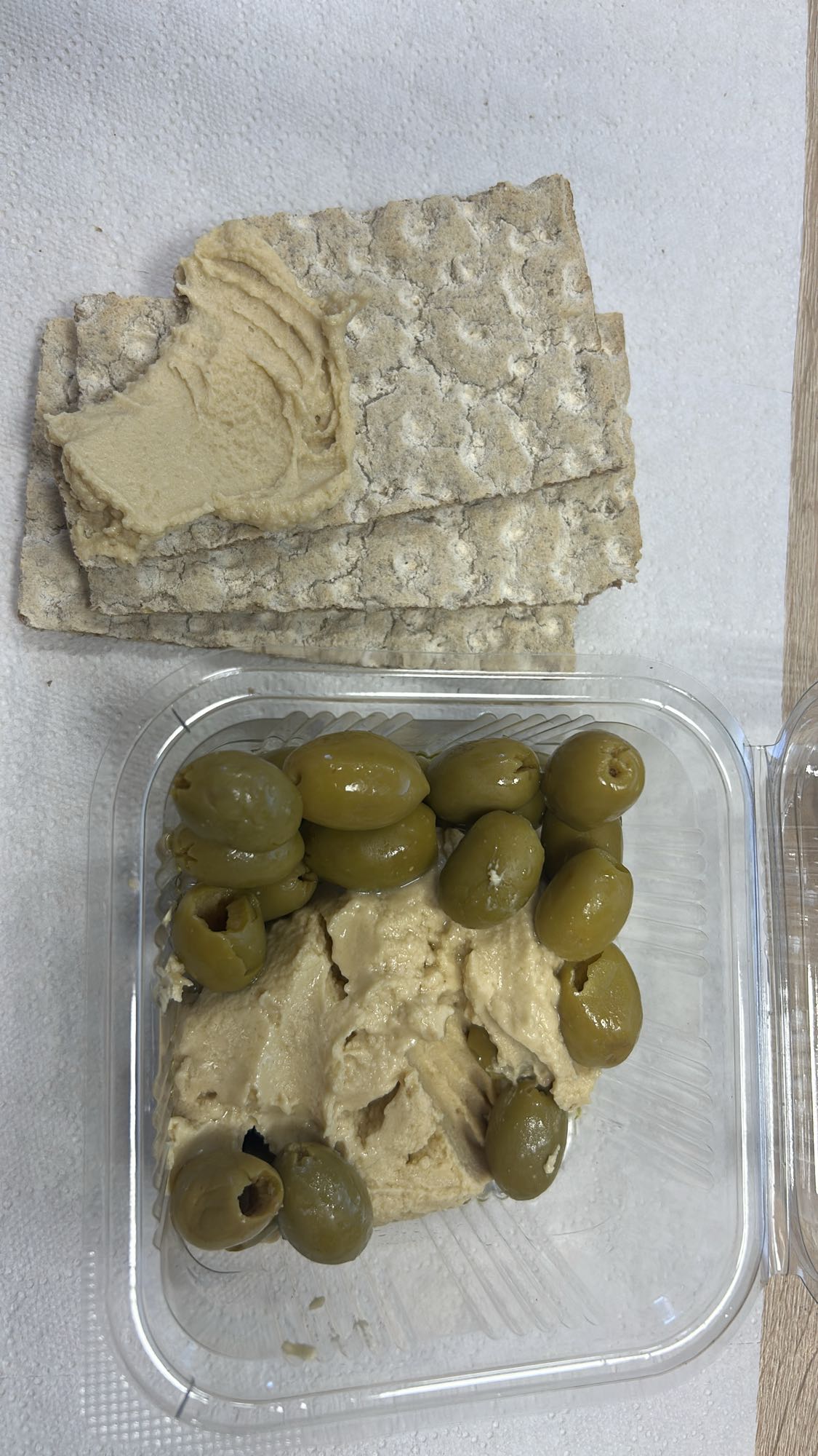 Crackers cu hummus și măsline