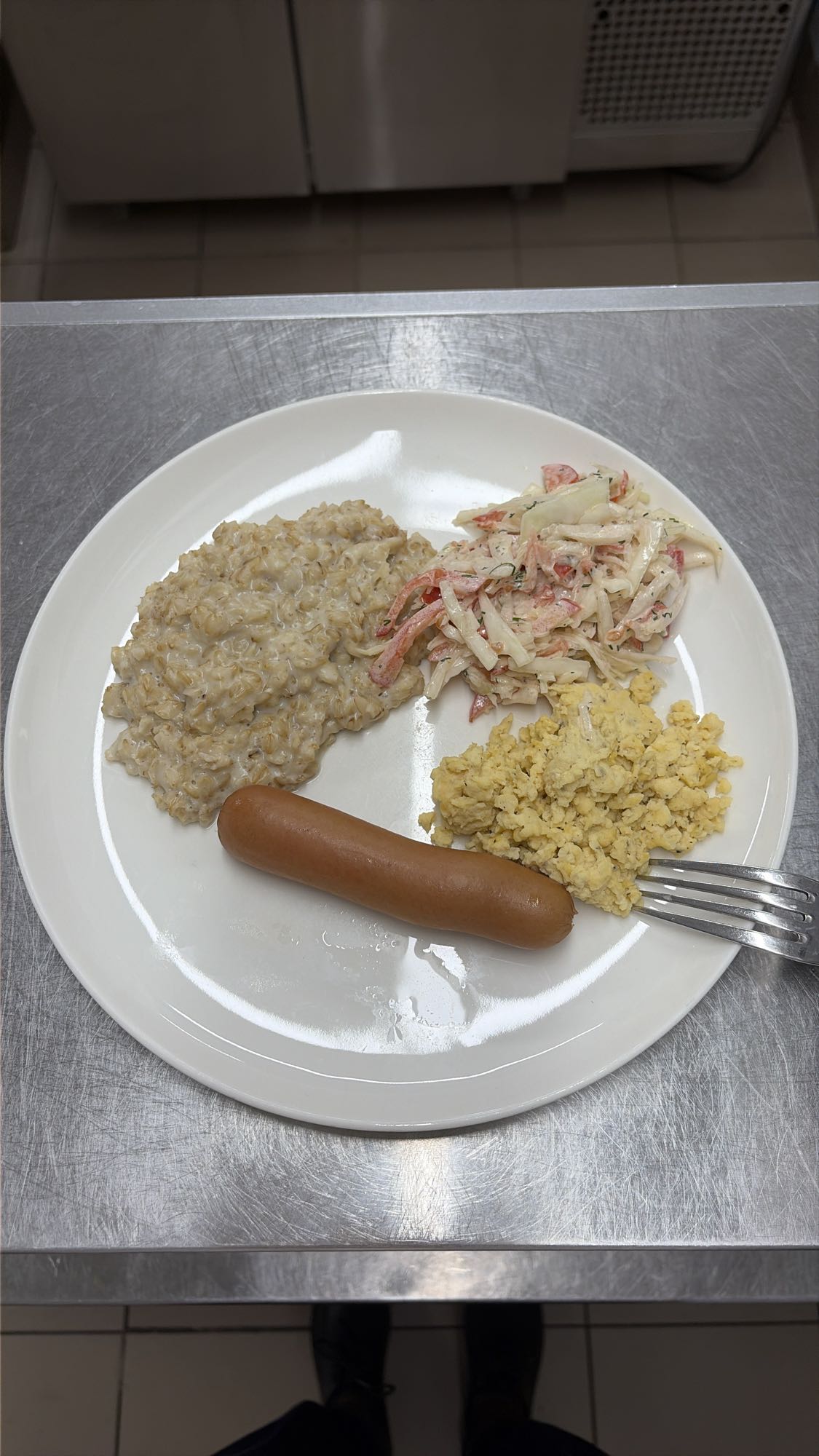 Завтрак с кашей и сосиской