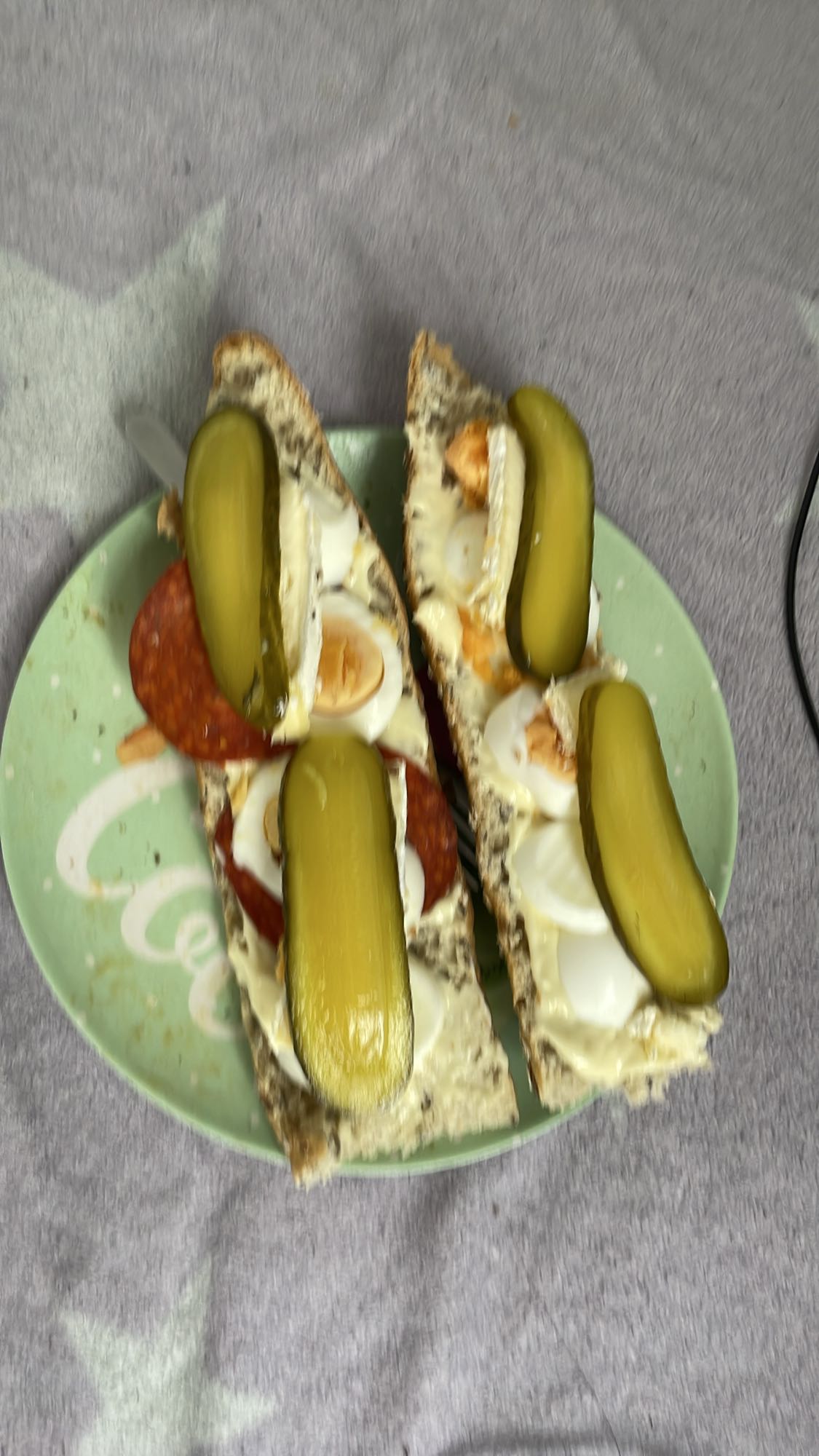 kanapki z jajkiem i ogórkiem