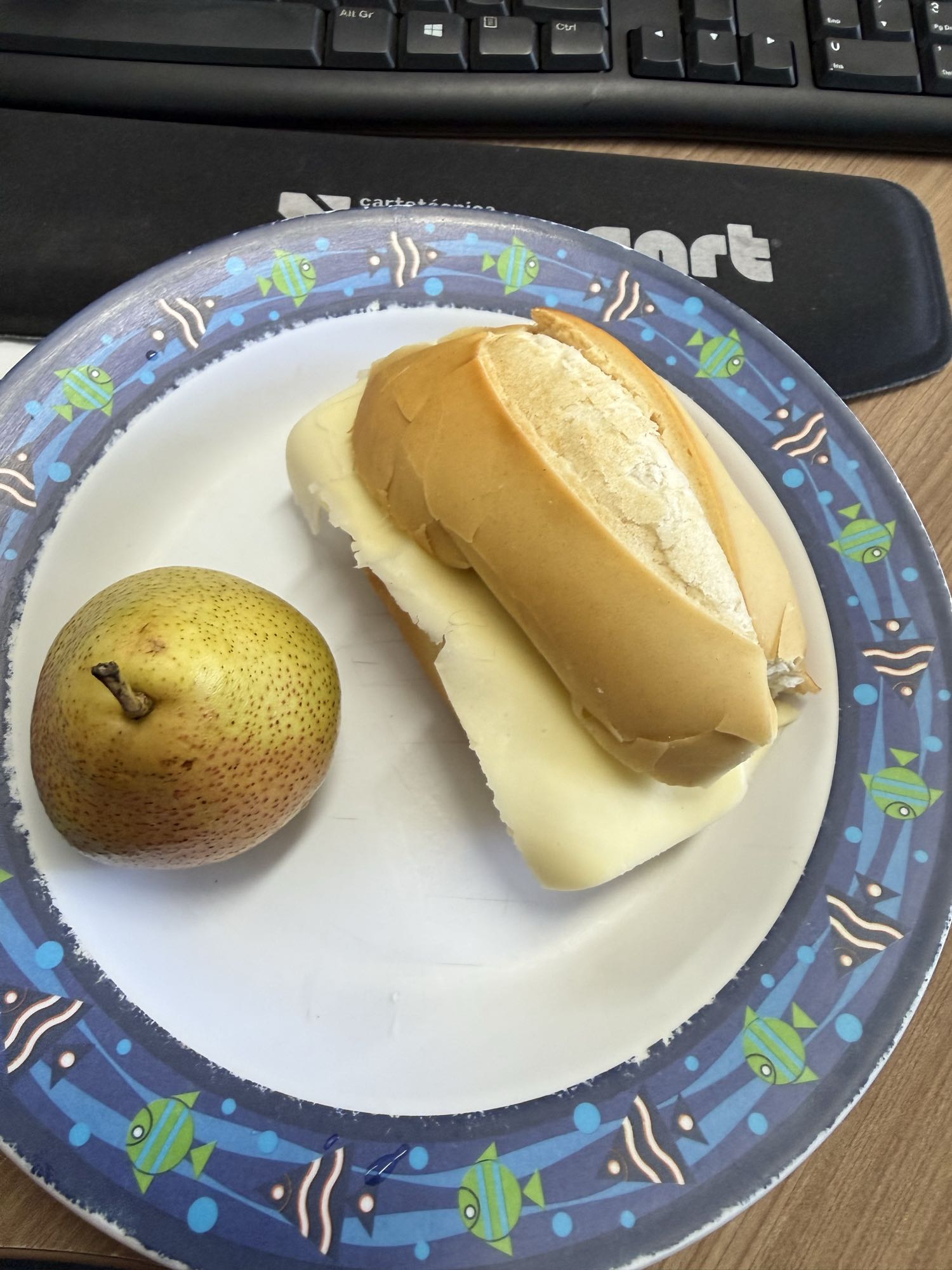 Pão com queijo e pera