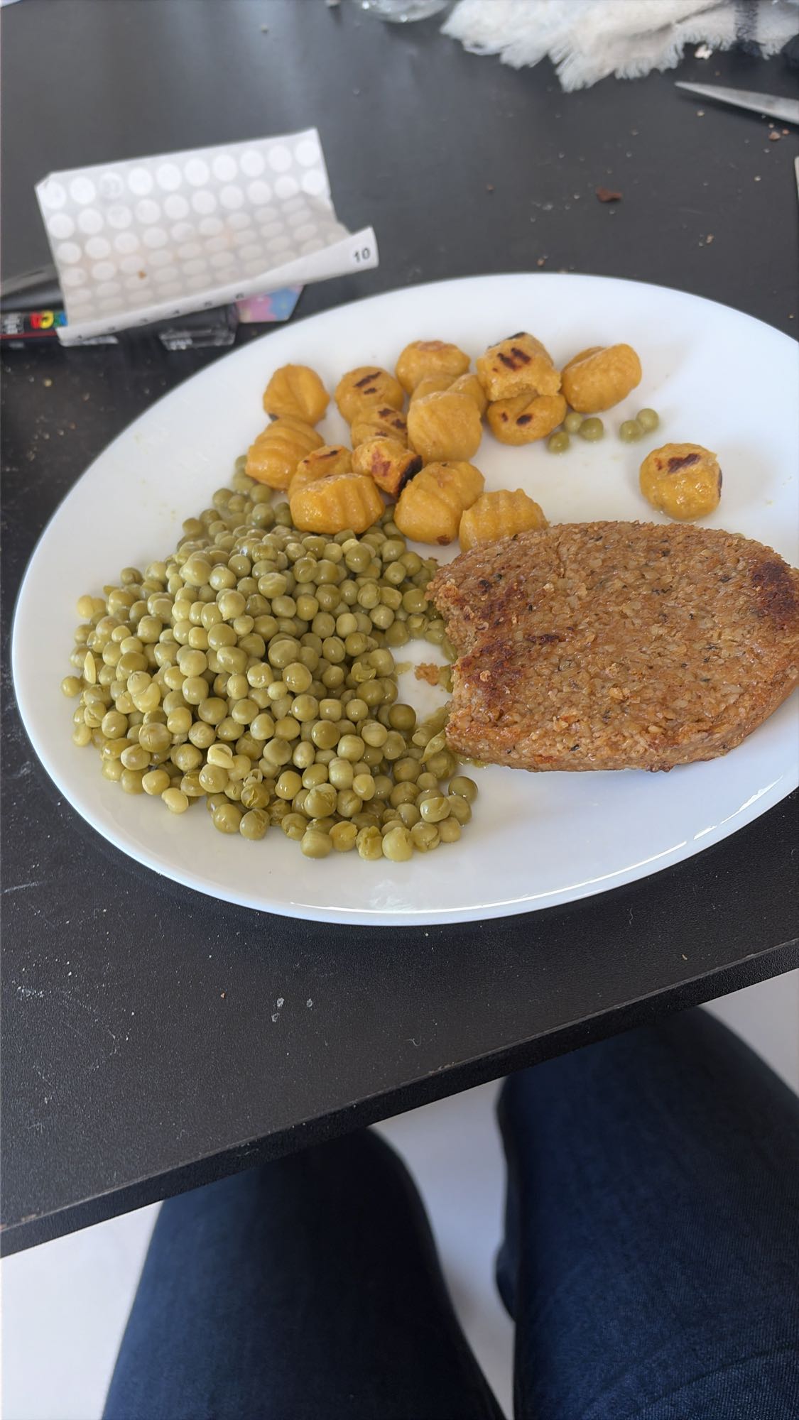 Steak végétal, gnocchis, pois
