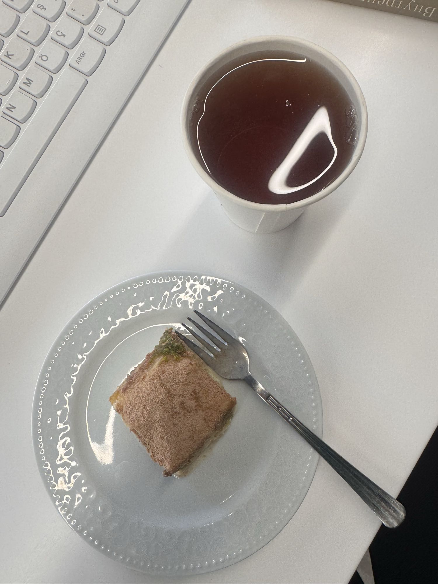 Чай и кусочек пирожного