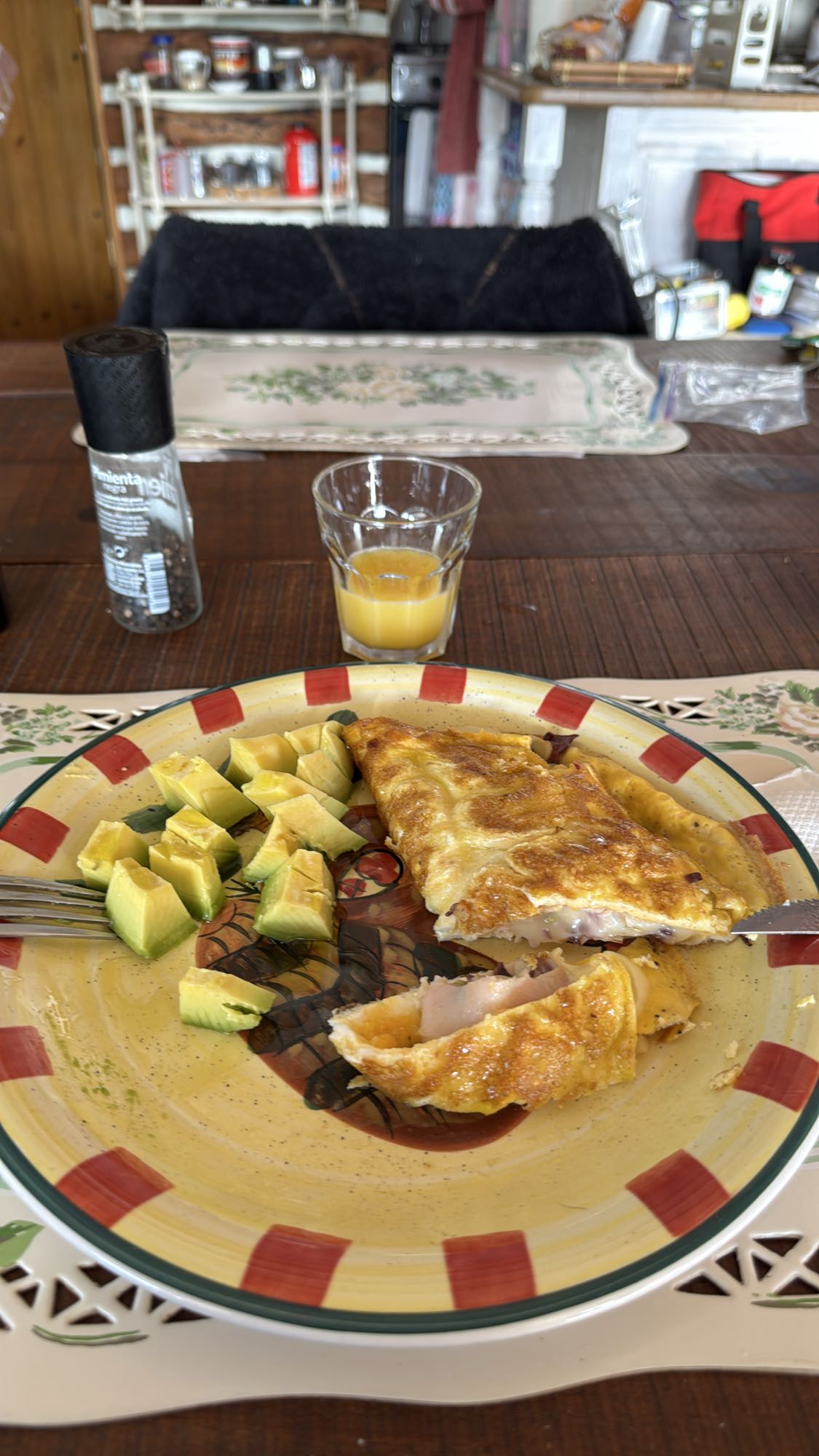 Omelette con aguacate y jugo