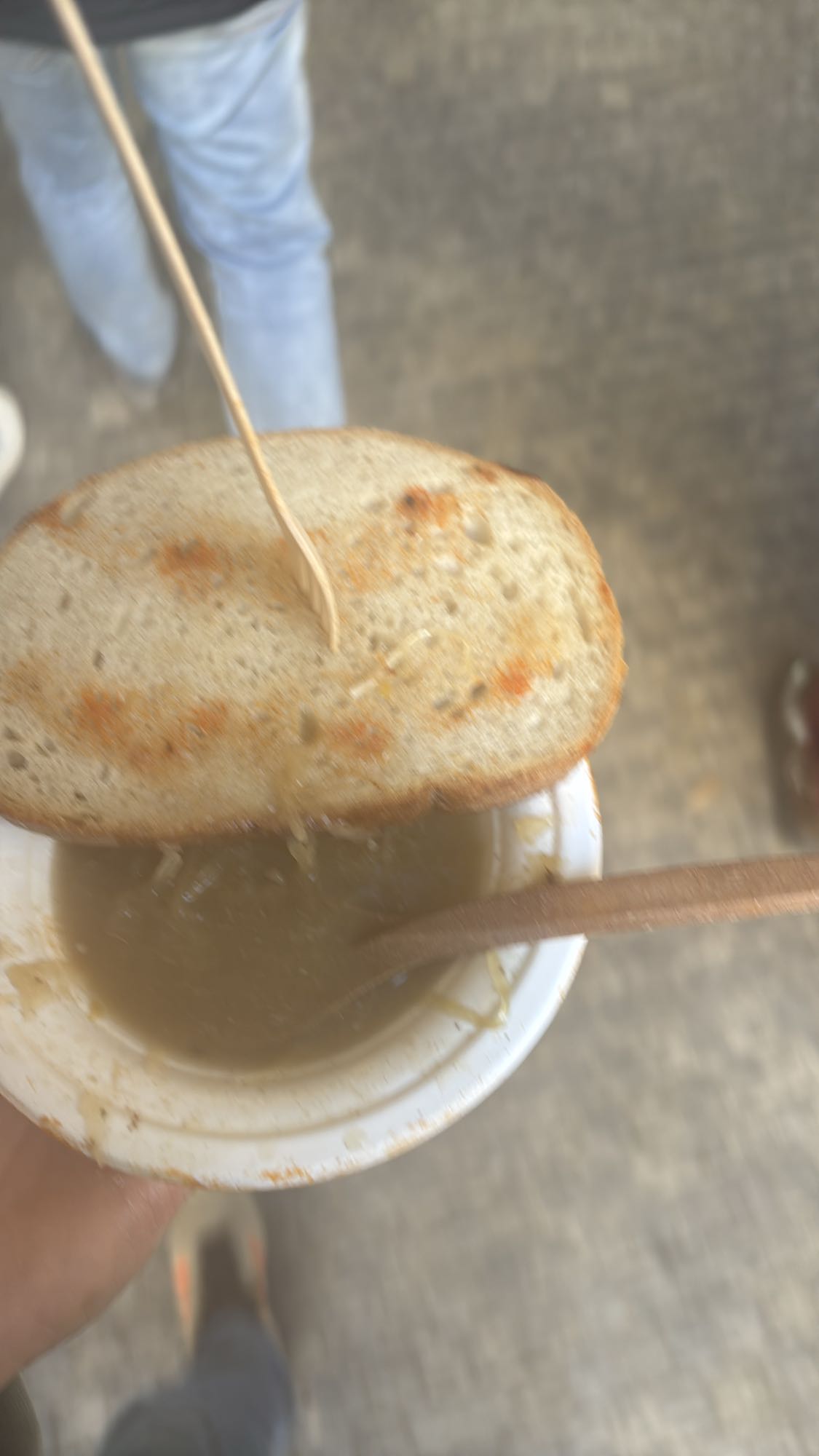 sopa de cebolla con pan y carne