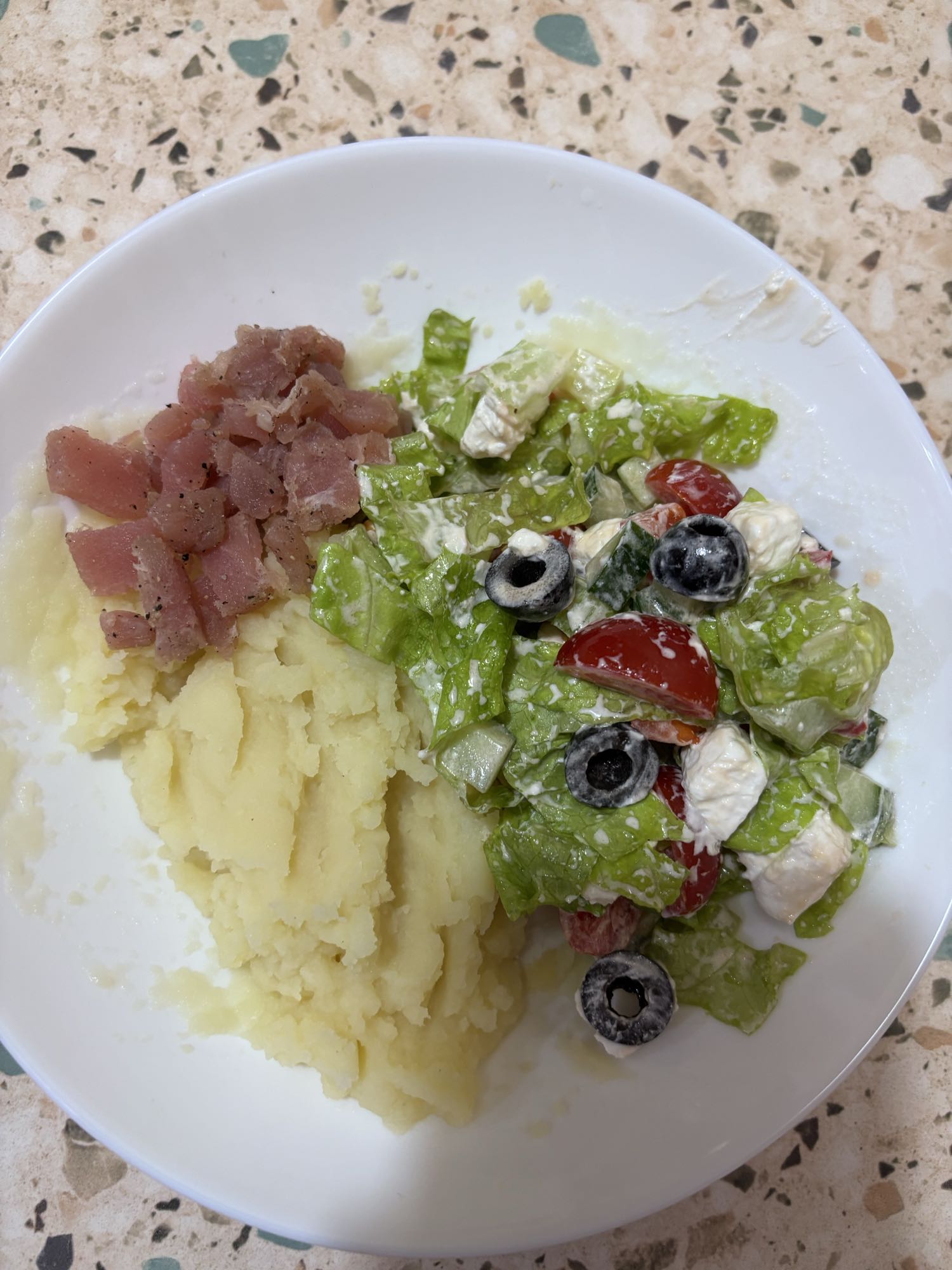 Картофель с салатом и тунцом