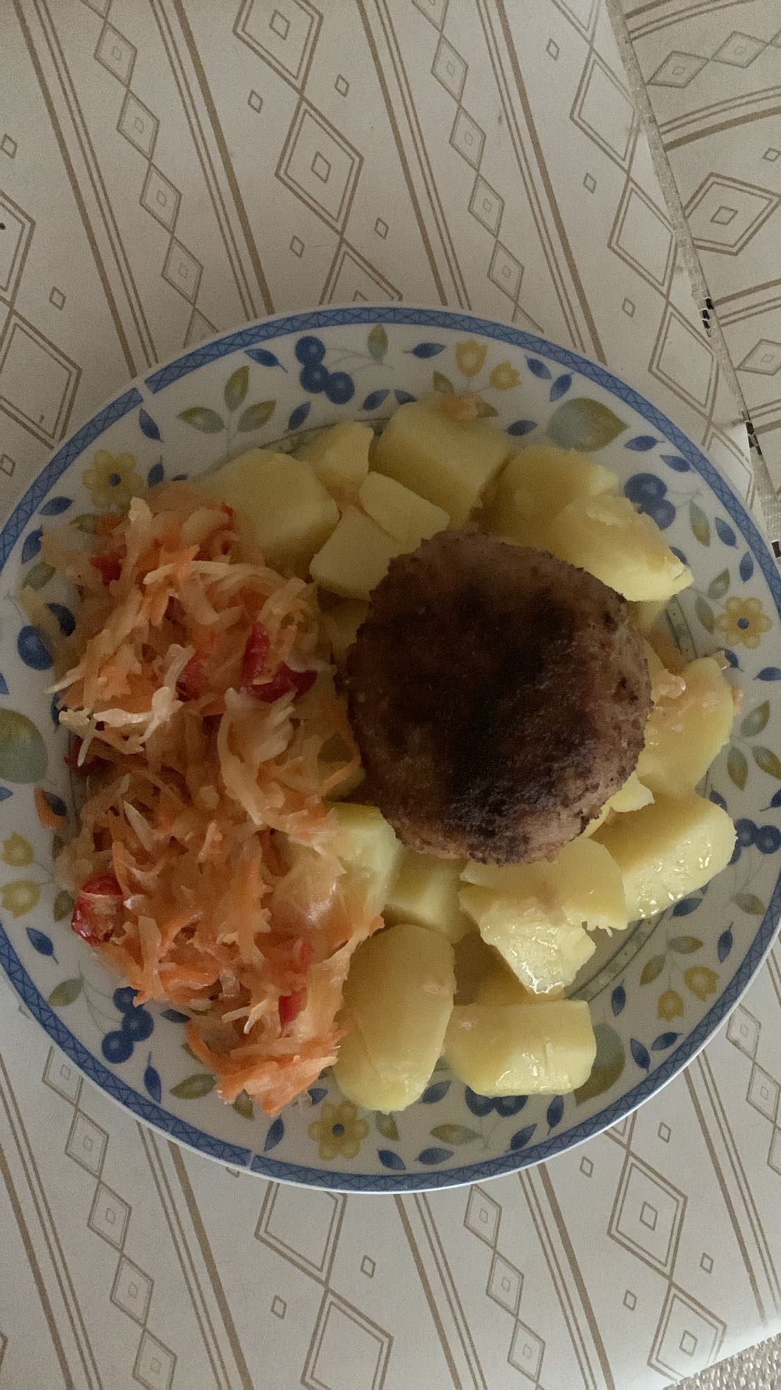Kotlety z ziemniakami i surówką