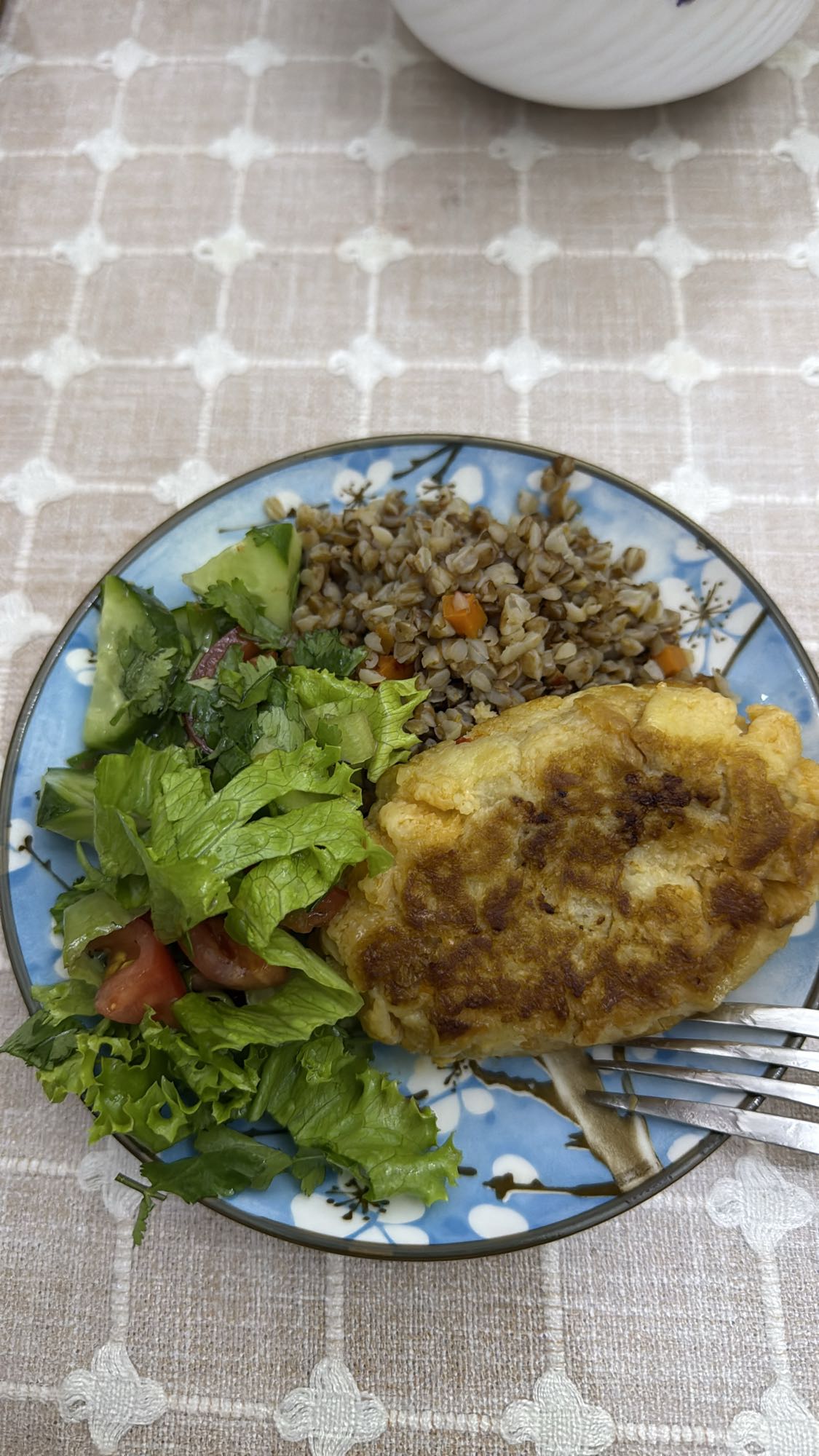 гречка с котлетой и салатом