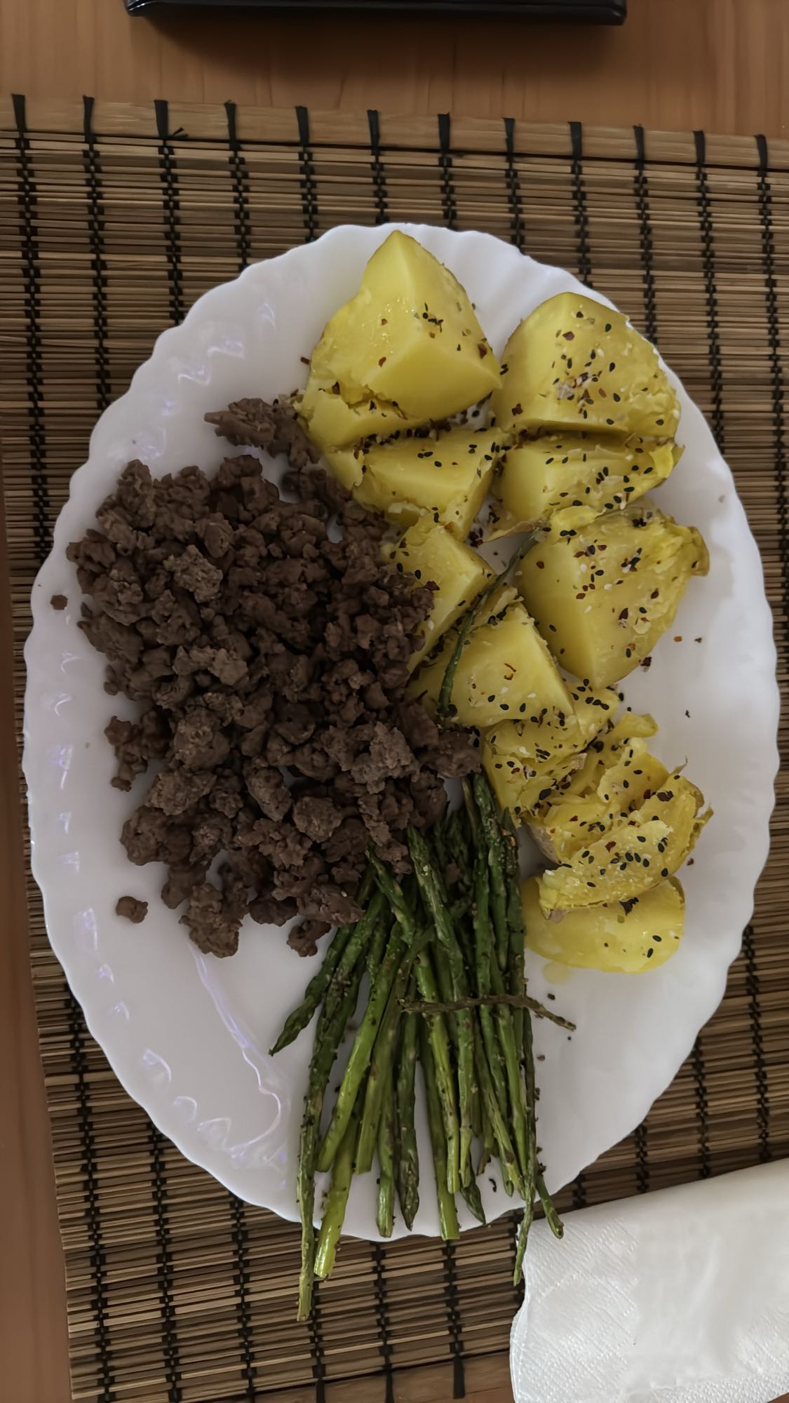 Carne molida con papas y espárragos