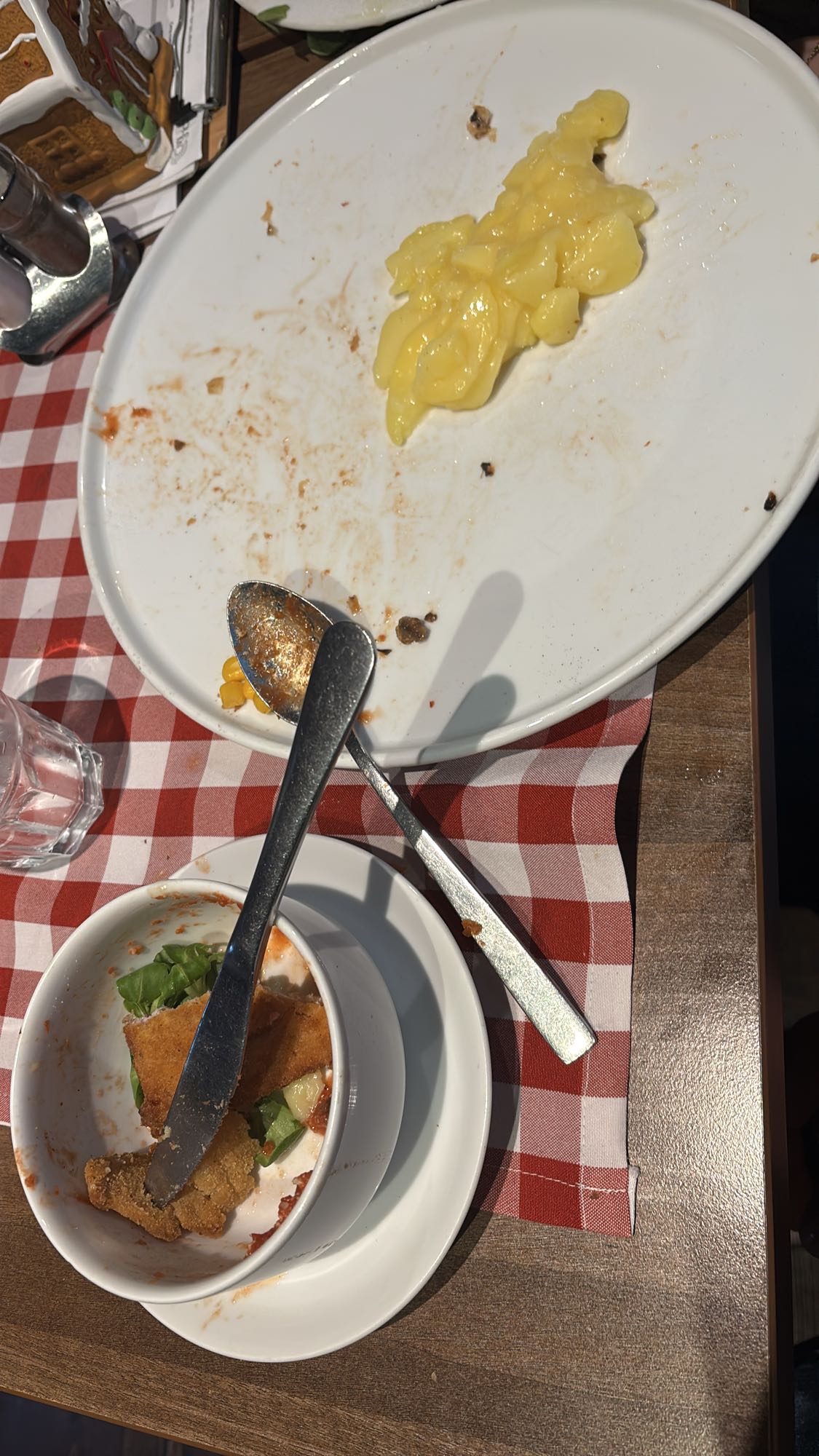 ensalada y macarrones con queso