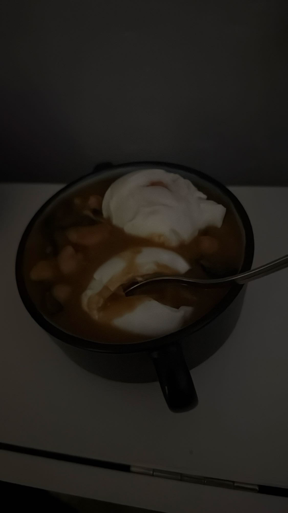 Sopa de garbanzos con espinaca, gambas y huevo pochado