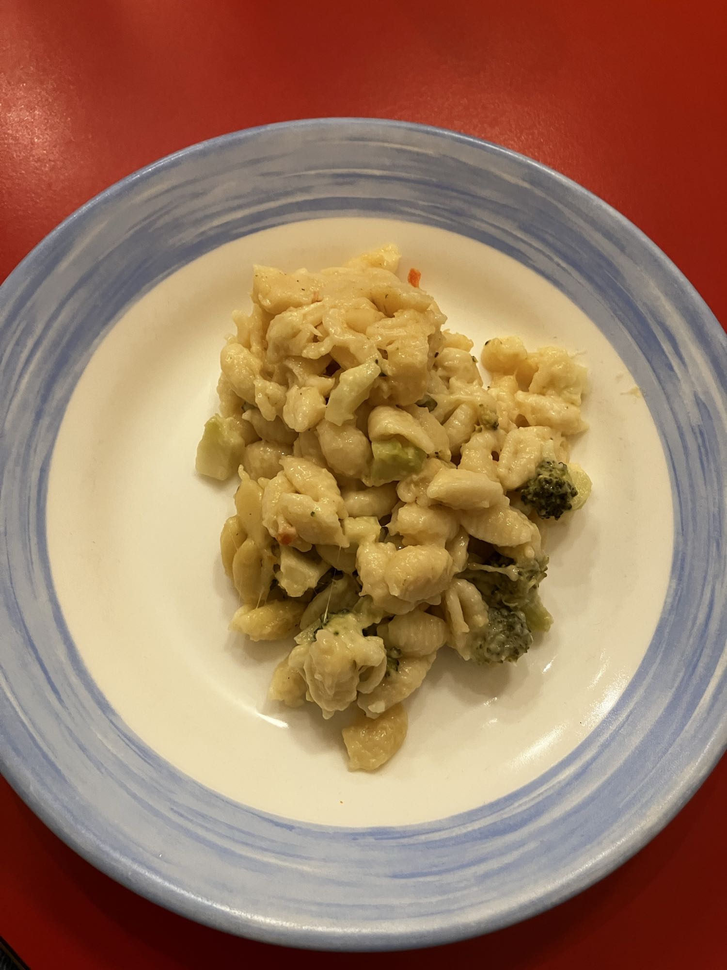 Macarrão com queijo e brócolis