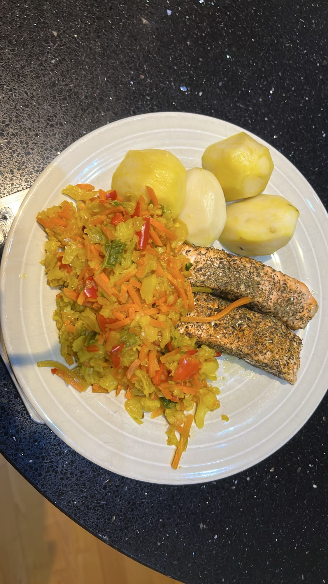 Łosoś z warzywami i ziemniakami