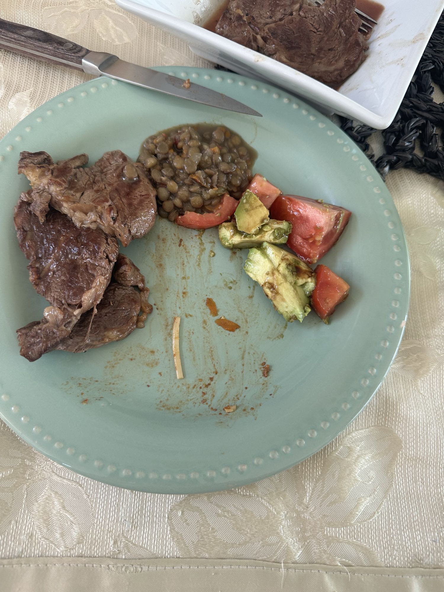 Carne con lentejas y ensalada