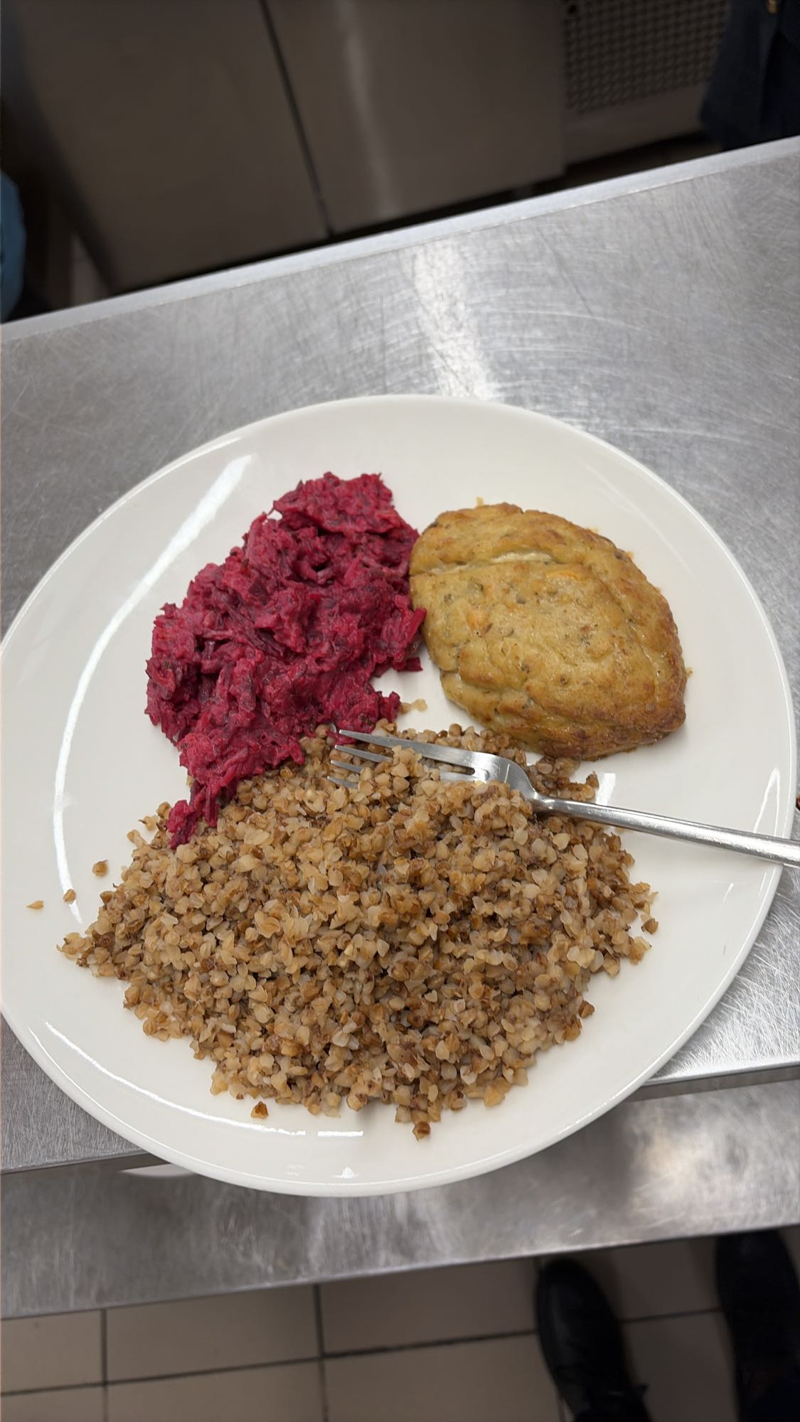 гречка с котлетой и салатом