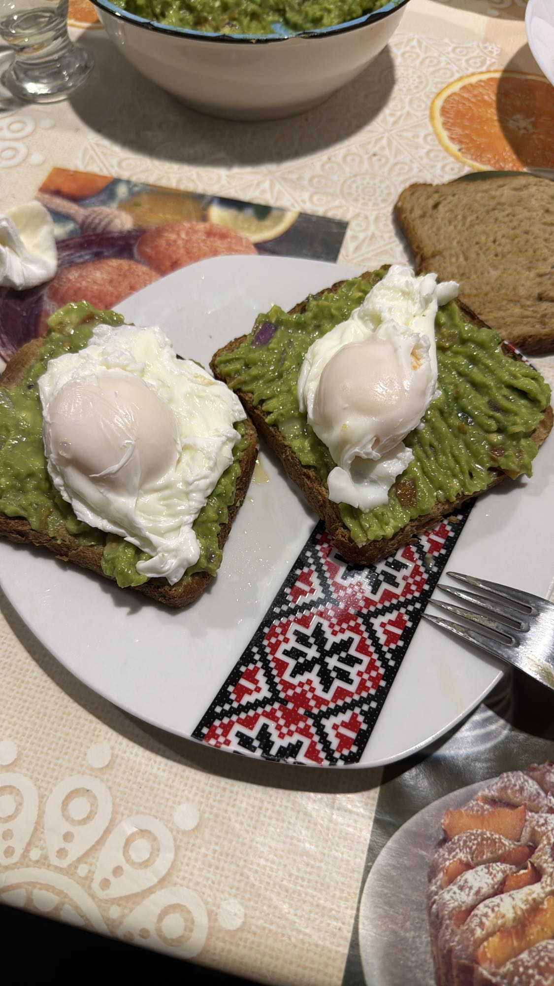 Toast cu avocado și ou