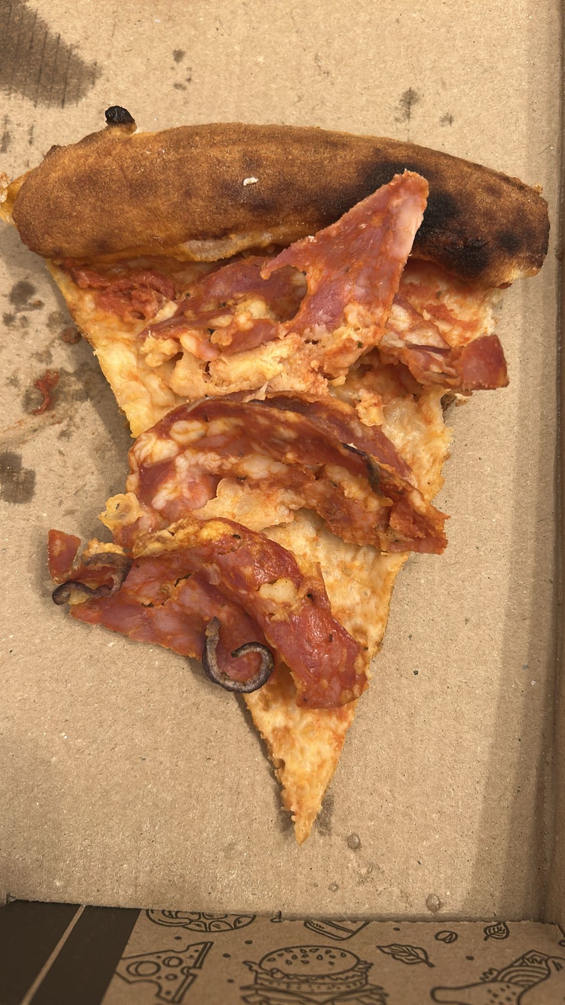 Felie de pizza pepperoni