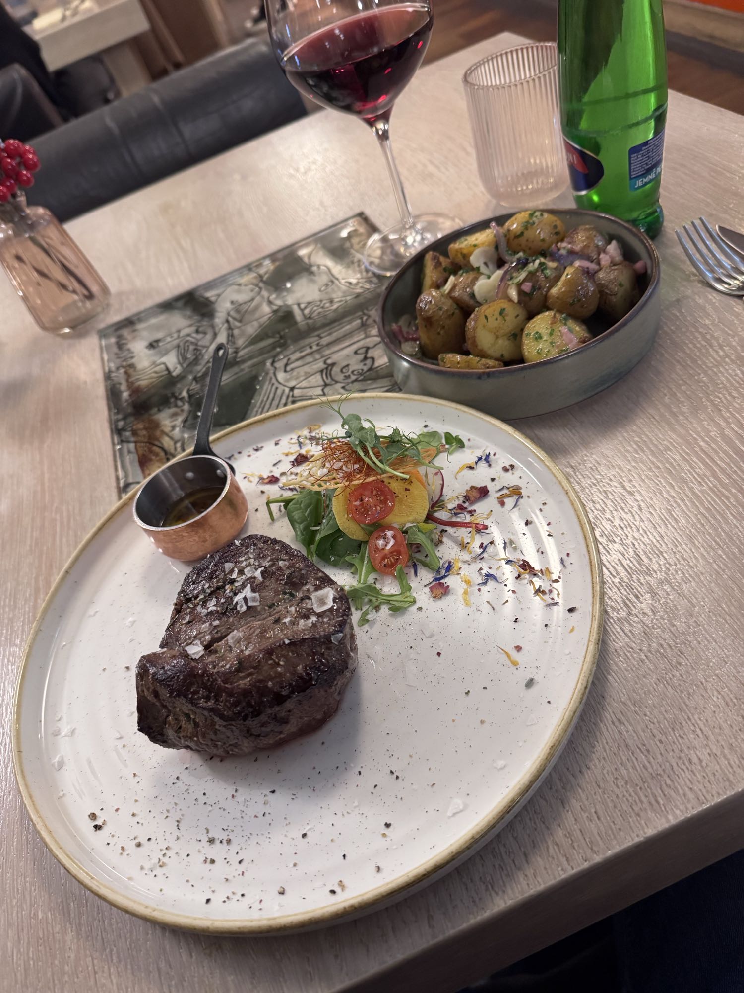 Steak mit Kartoffeln und Salat