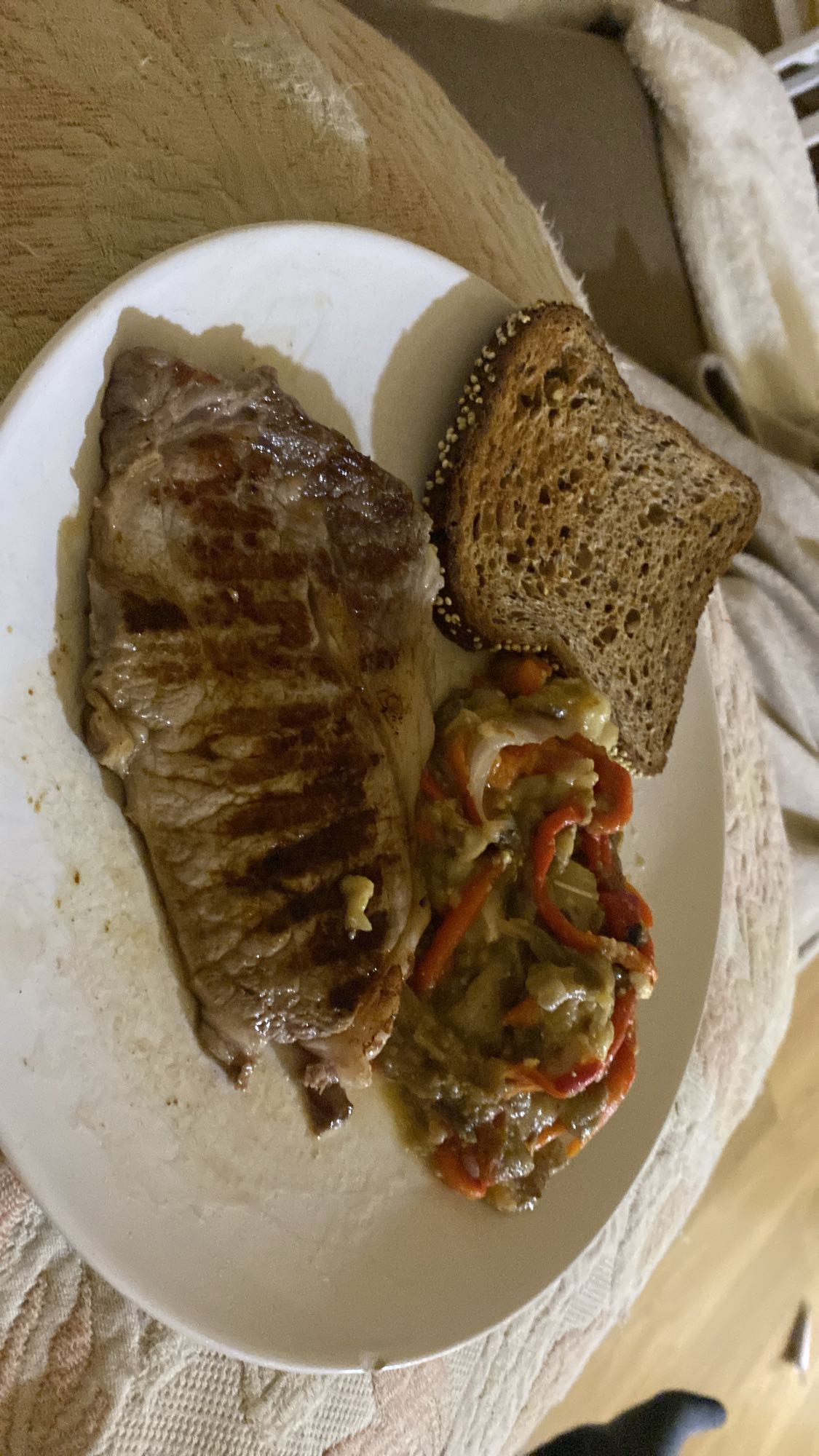 Carne de ternera con pan proteico y verduras