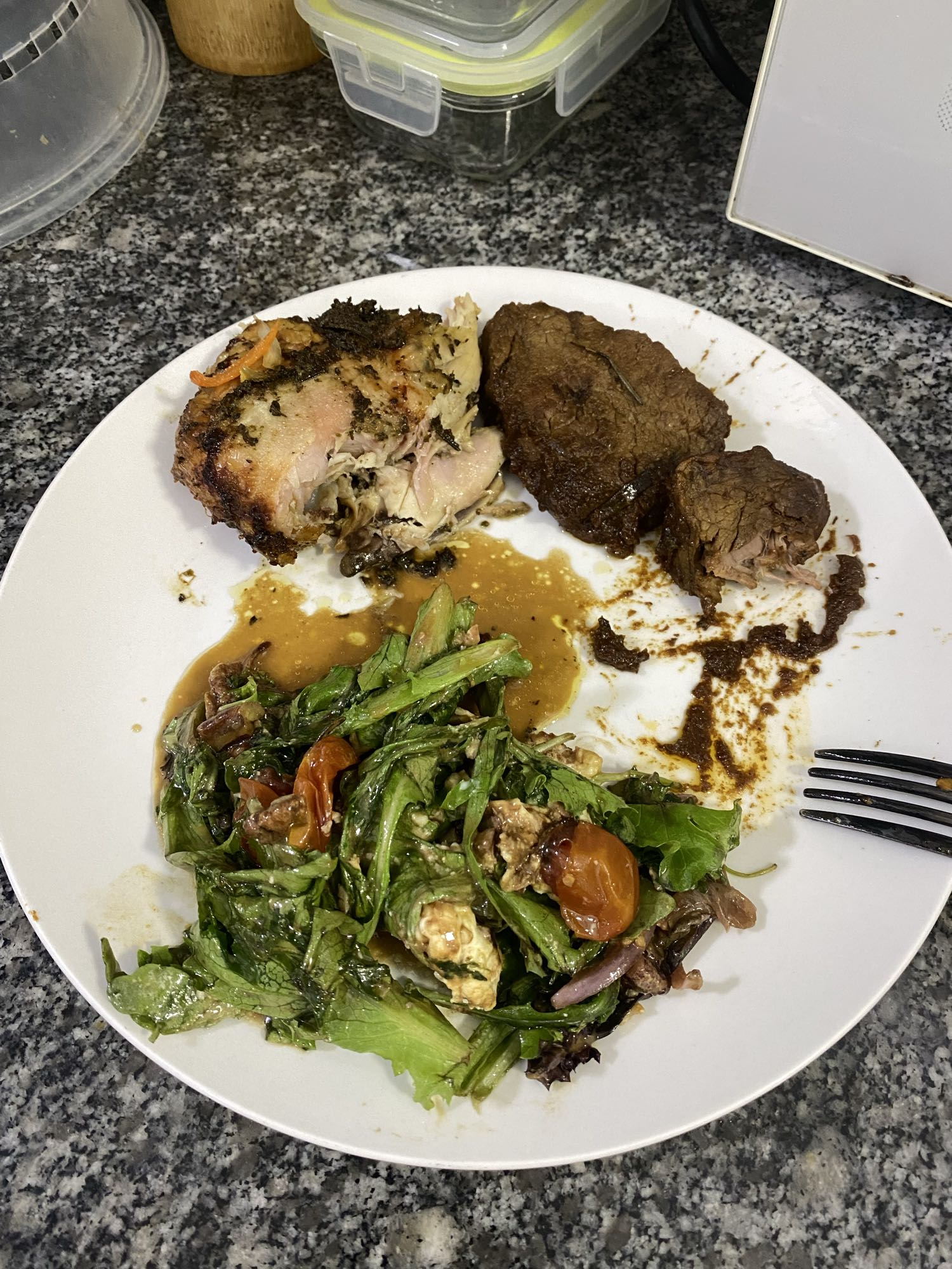 Pollo, res y ensalada