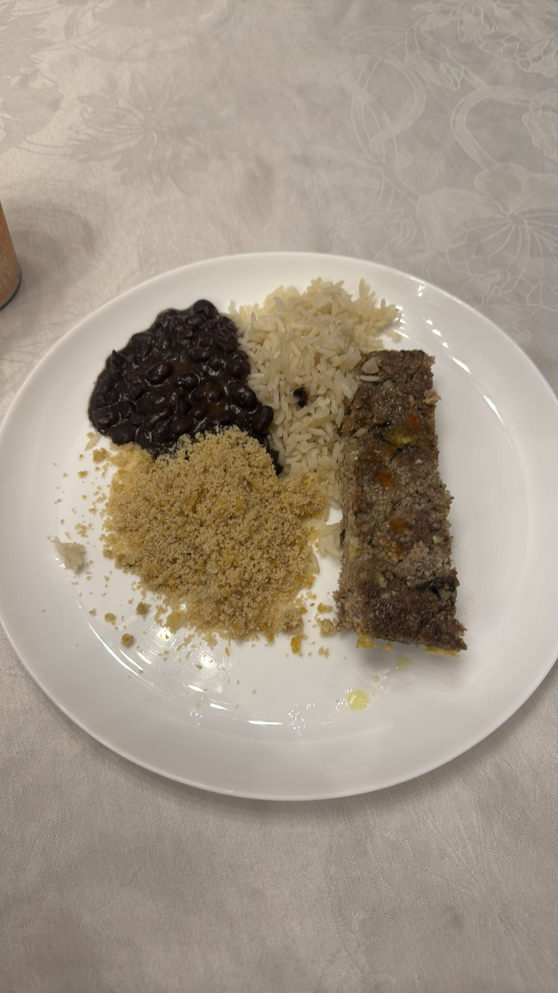 Arroz, feijão, farofa e carne