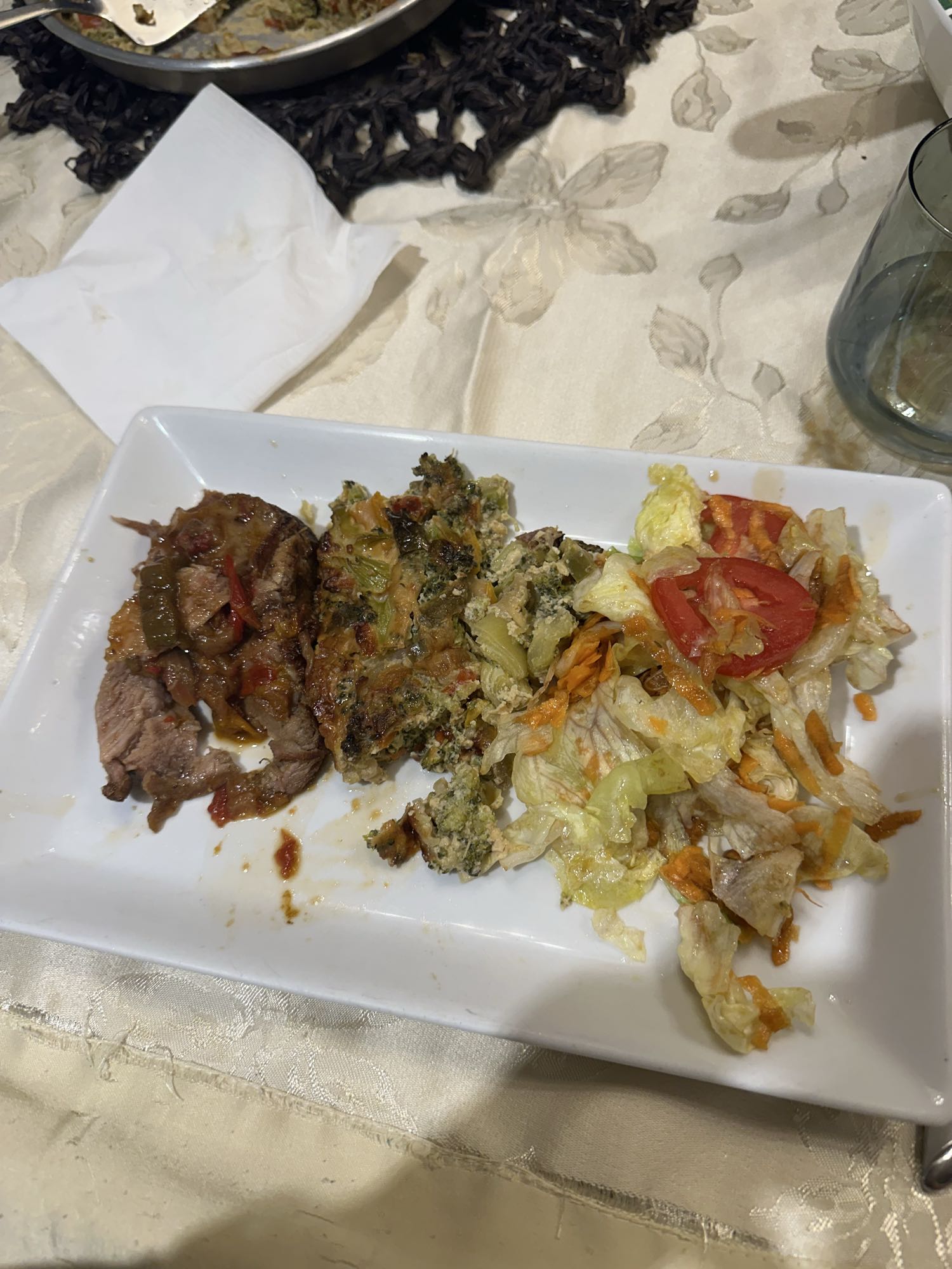 Carne, verduras y ensalada