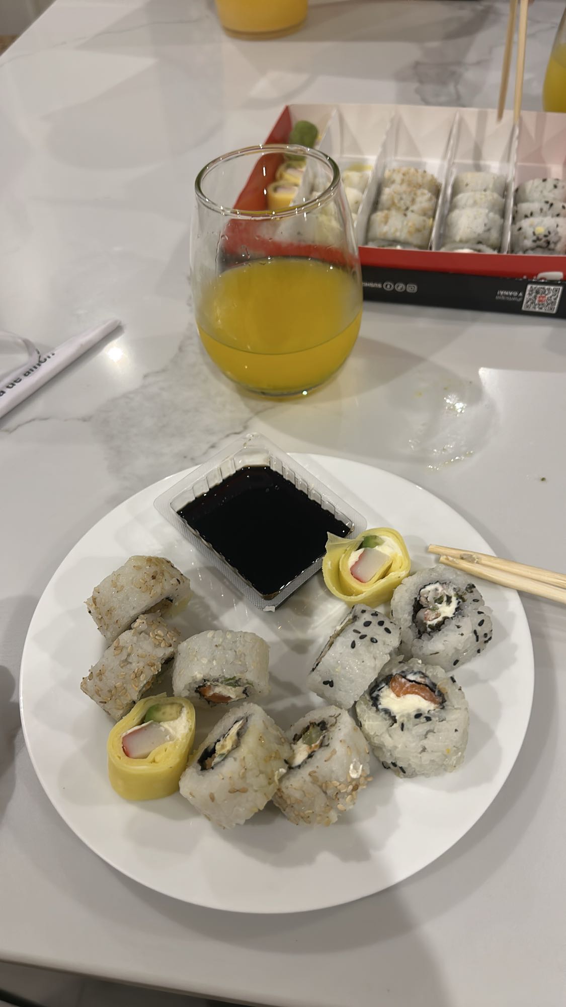 Sushi variado y jugo