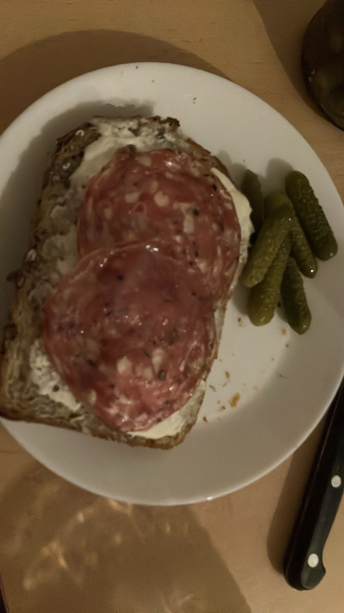 Pão com salame e picles