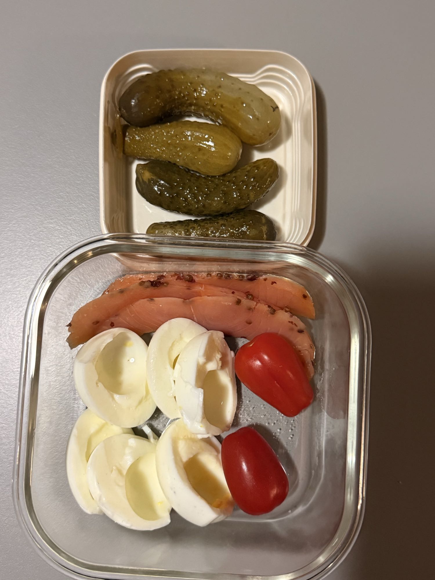 Ouă, somon și murături