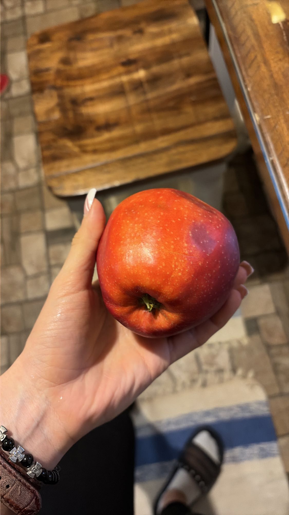 Măr roșu proaspăt